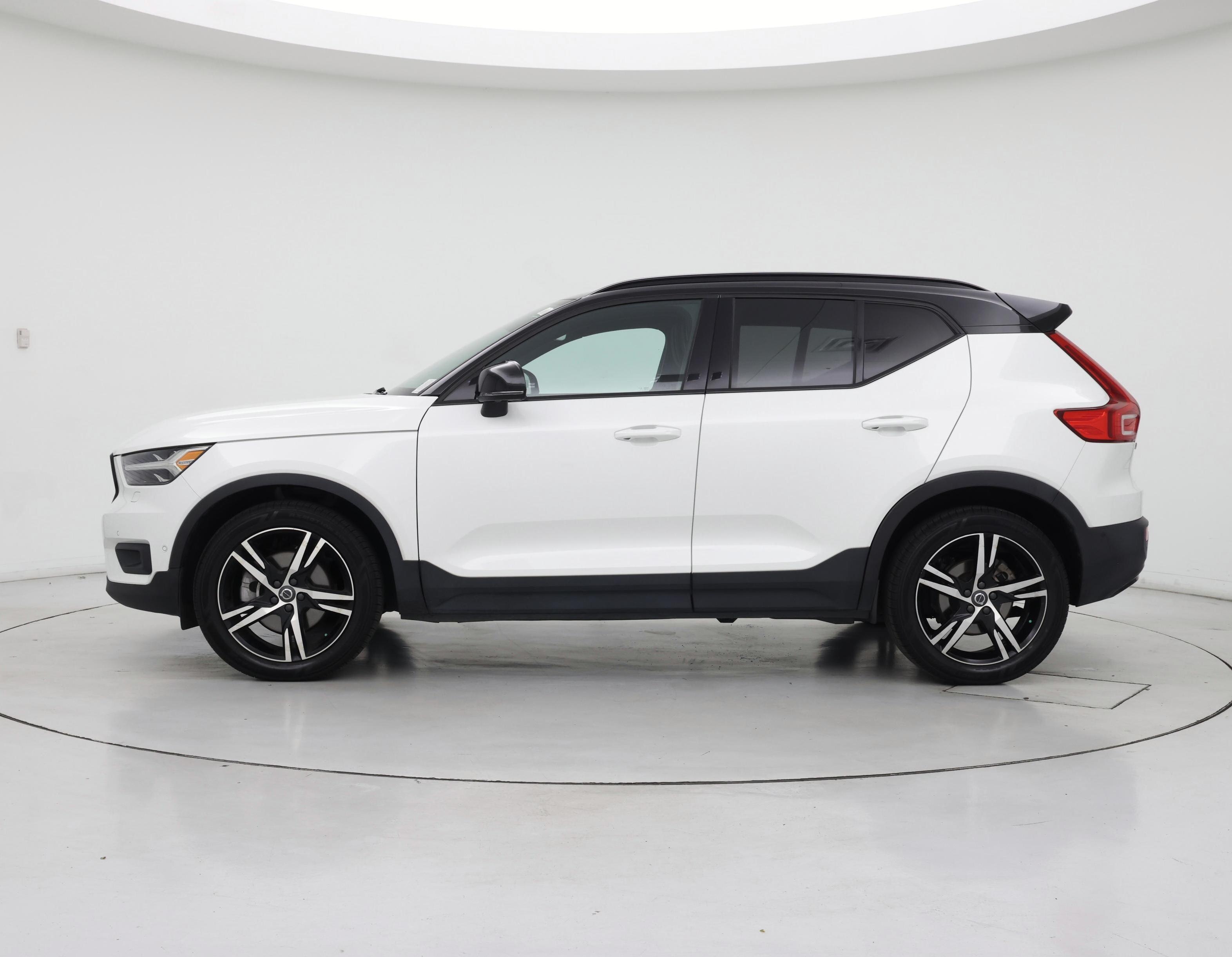 Thumbnail: 2021 Volvo XC40 - 3