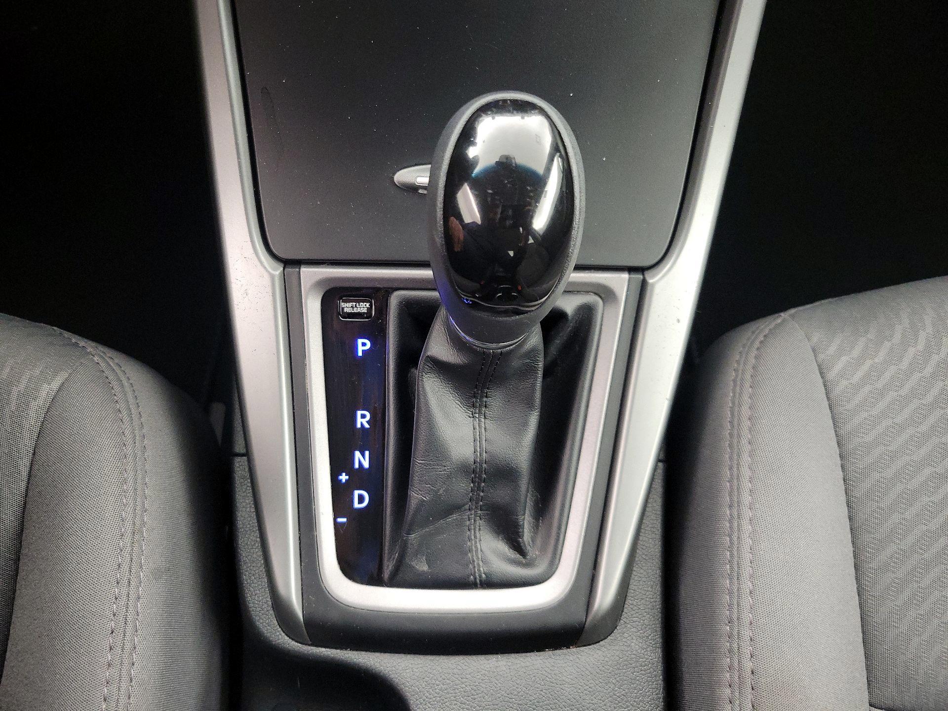 Thumbnail: 2015 Hyundai Elantra - 17