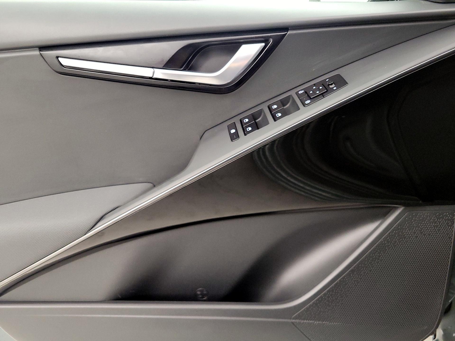 Thumbnail: 2023 Kia Niro - 12
