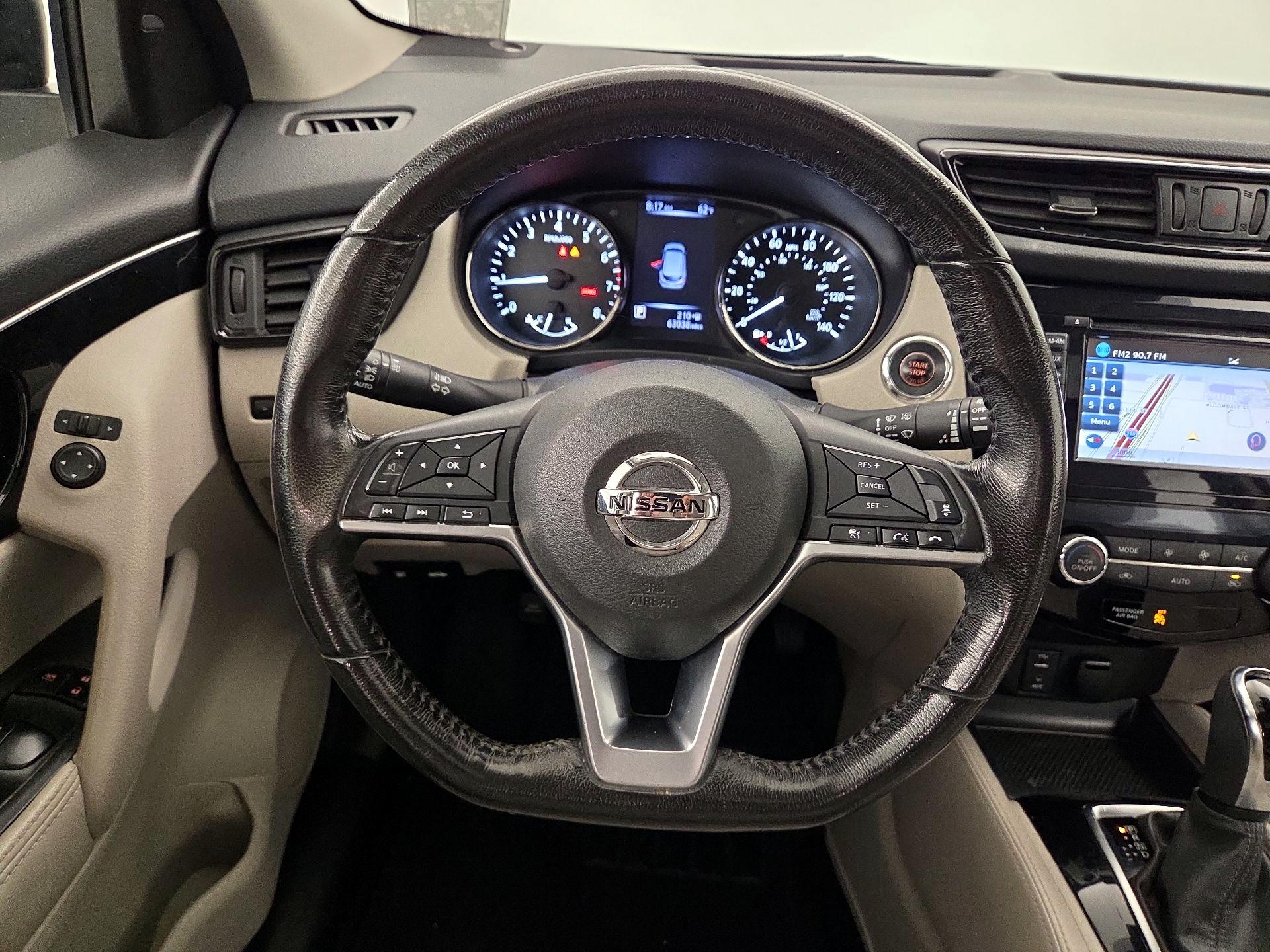 Thumbnail: 2017 Nissan Rogue Sport - 10