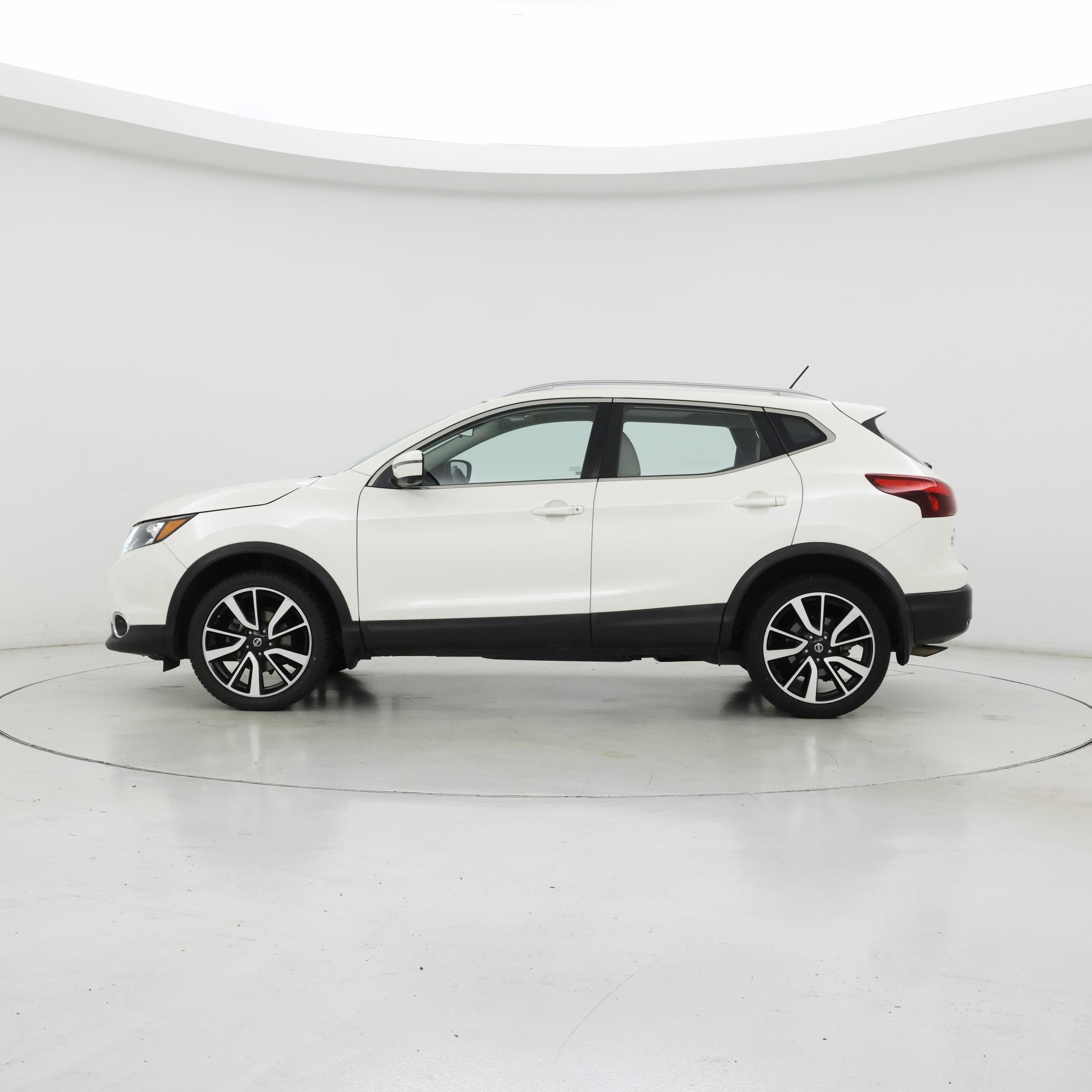 Thumbnail: 2017 Nissan Rogue Sport - 3