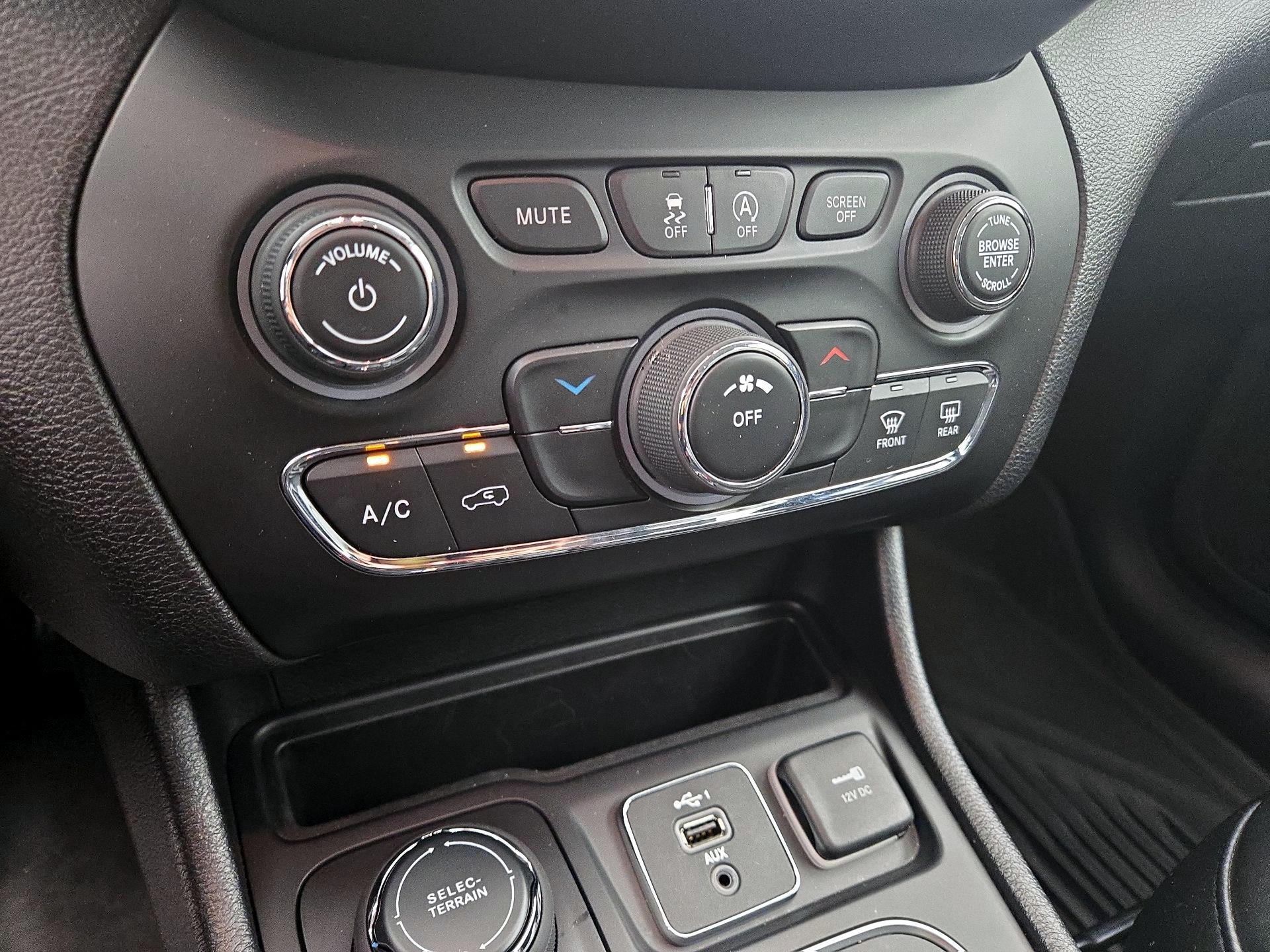 Thumbnail: 2021 Jeep Cherokee - 16