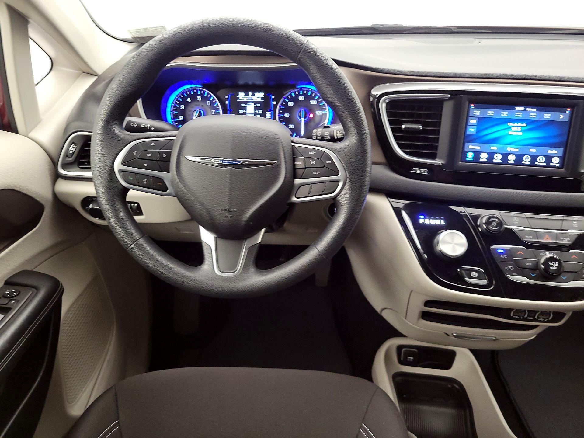 Thumbnail: 2021 Chrysler Voyager - 10