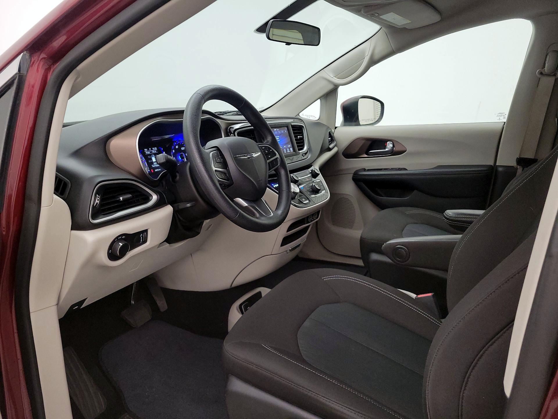 Thumbnail: 2021 Chrysler Voyager - 11