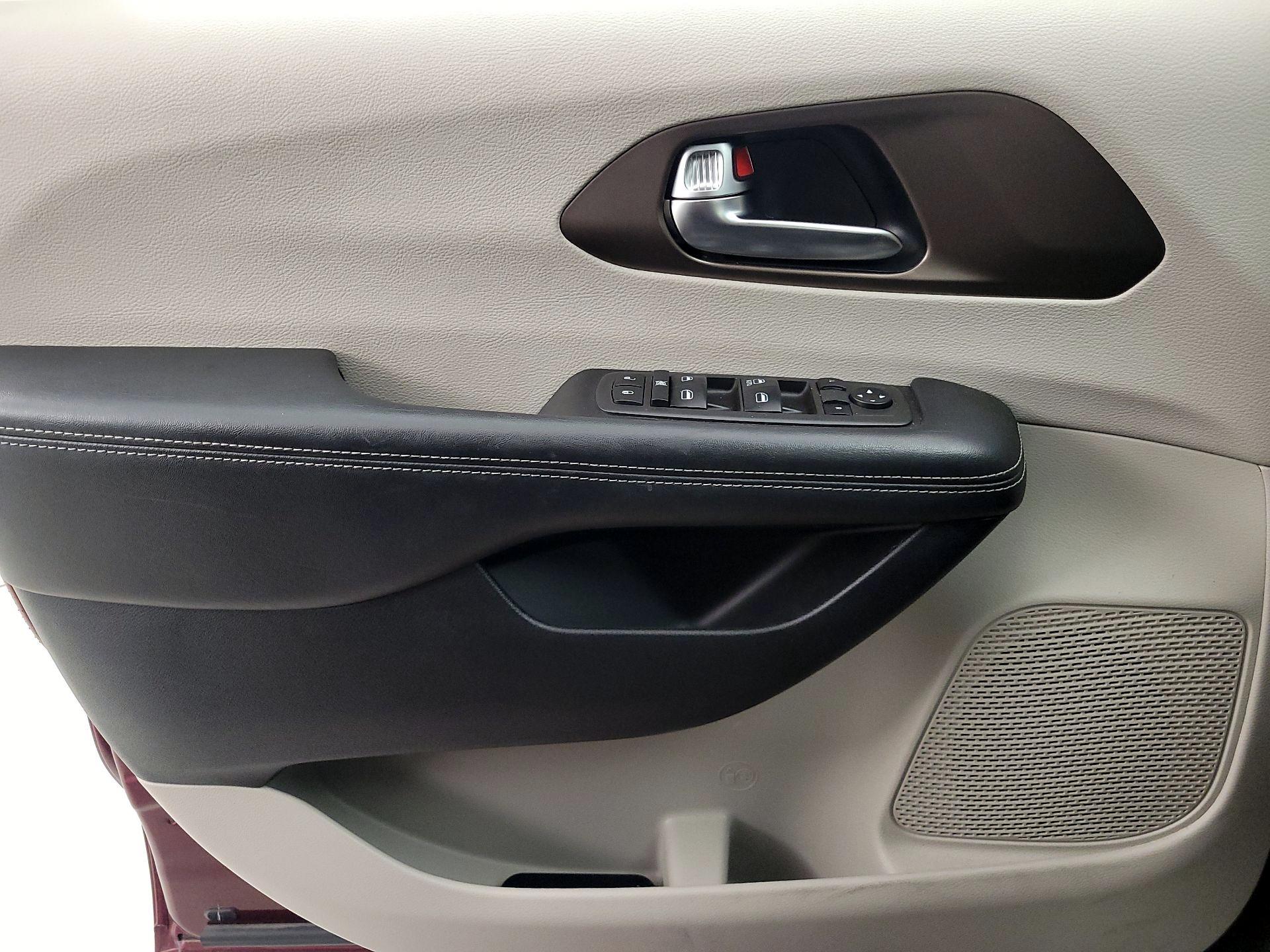 Thumbnail: 2021 Chrysler Voyager - 12