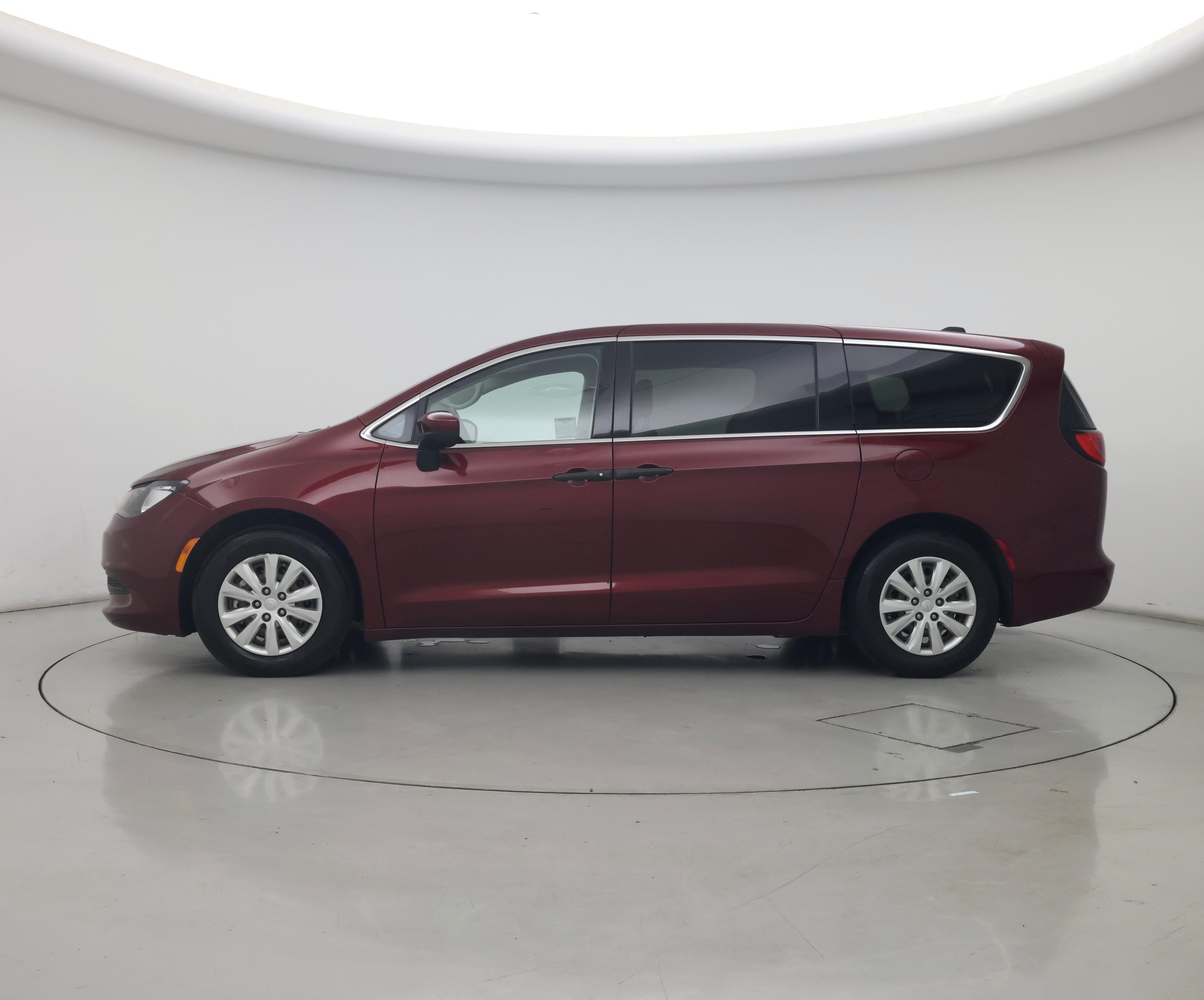 Thumbnail: 2021 Chrysler Voyager - 3