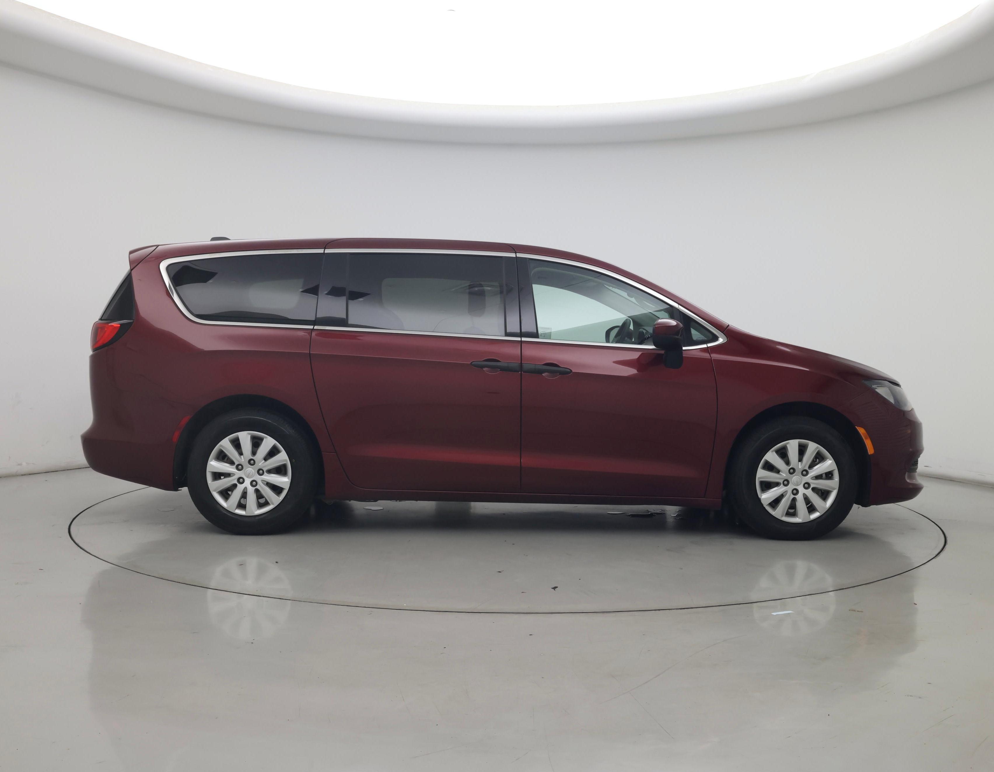 Thumbnail: 2021 Chrysler Voyager - 7