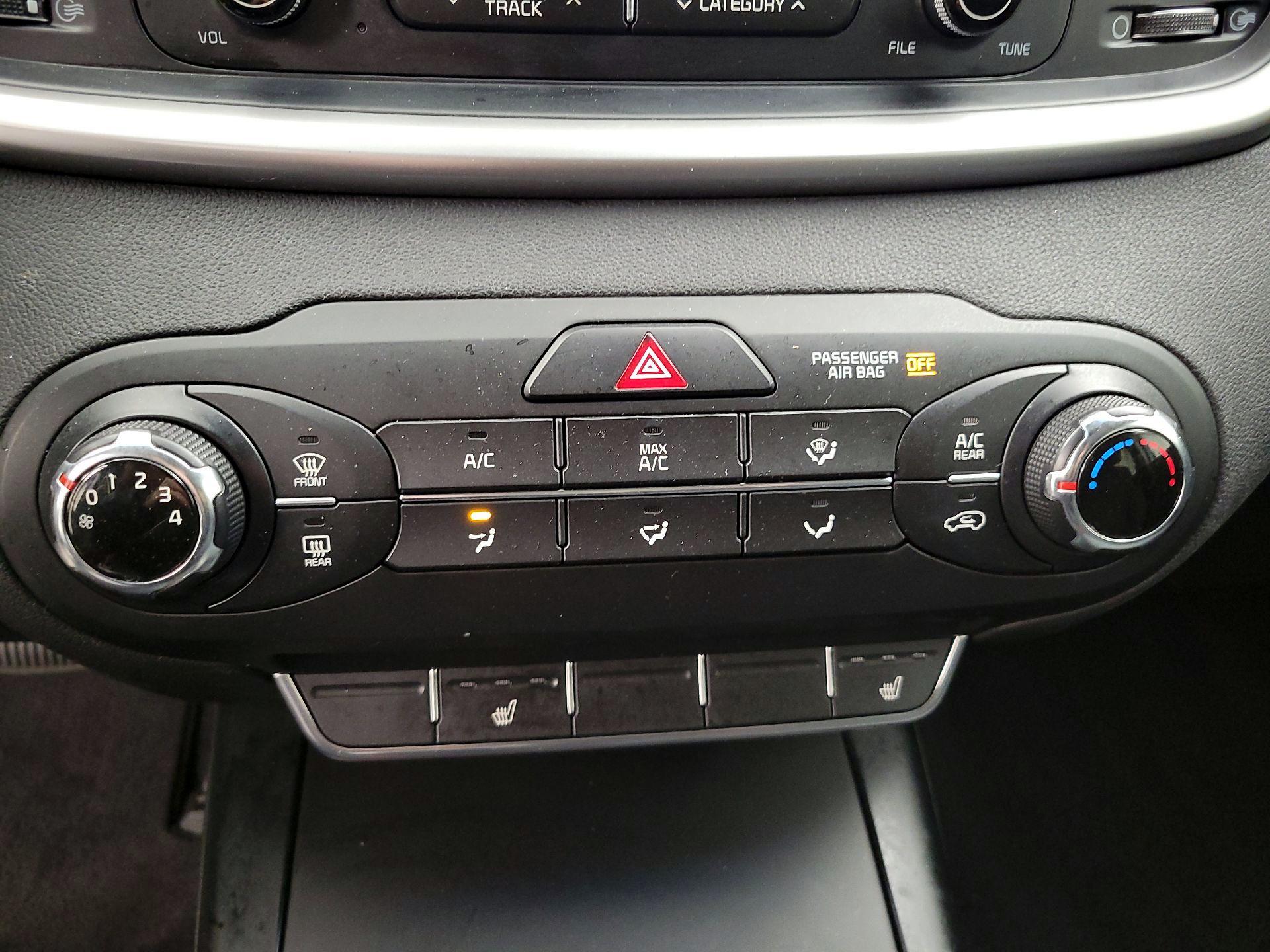 Thumbnail: 2016 Kia Sorento - 16