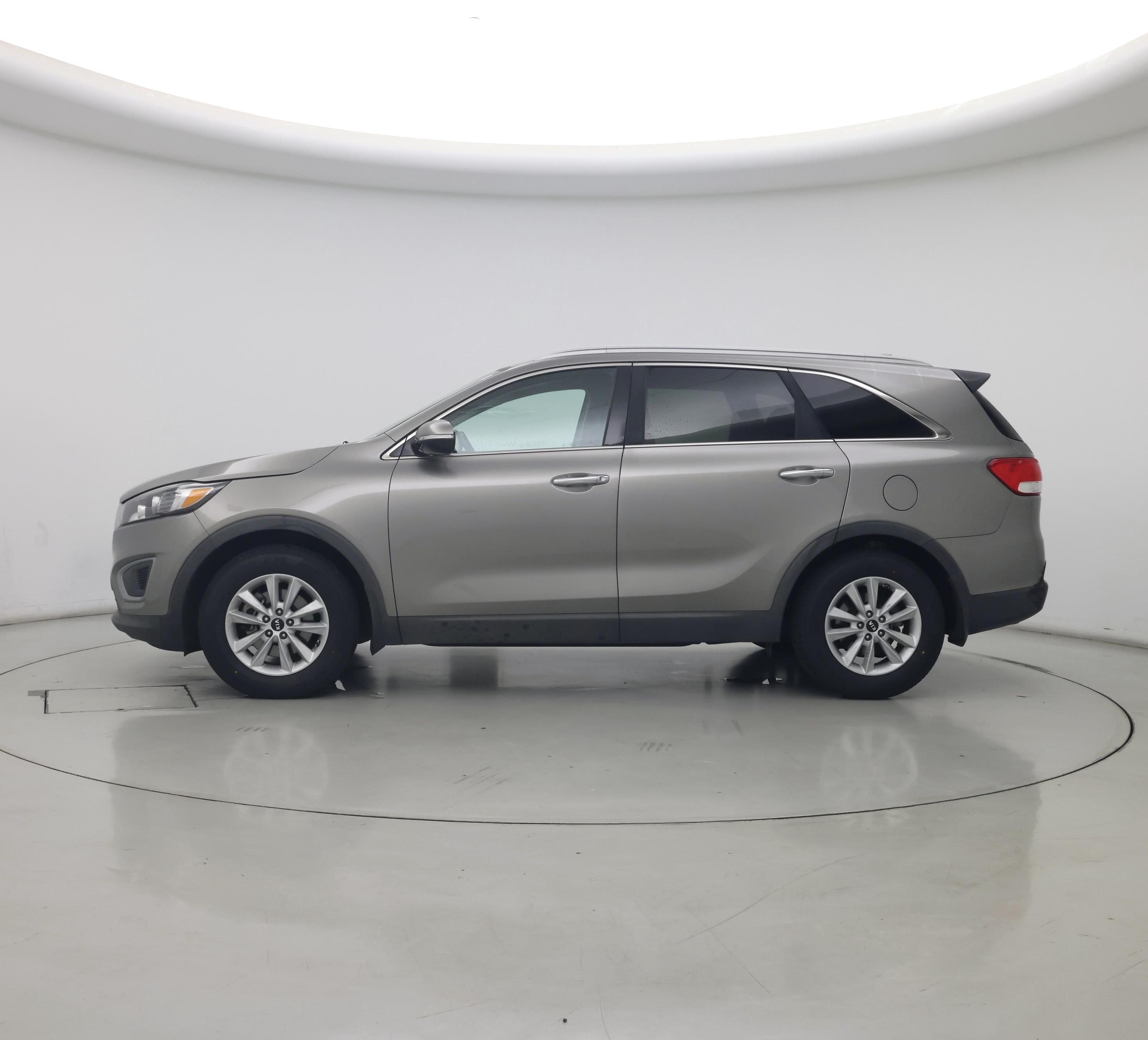 Thumbnail: 2016 Kia Sorento - 3