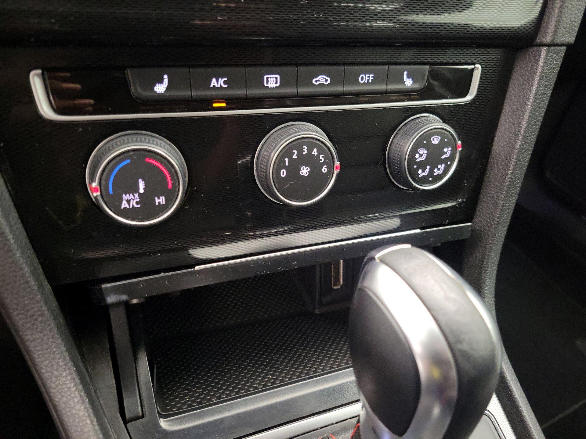 Thumbnail: 2015 Volkswagen Golf - 16