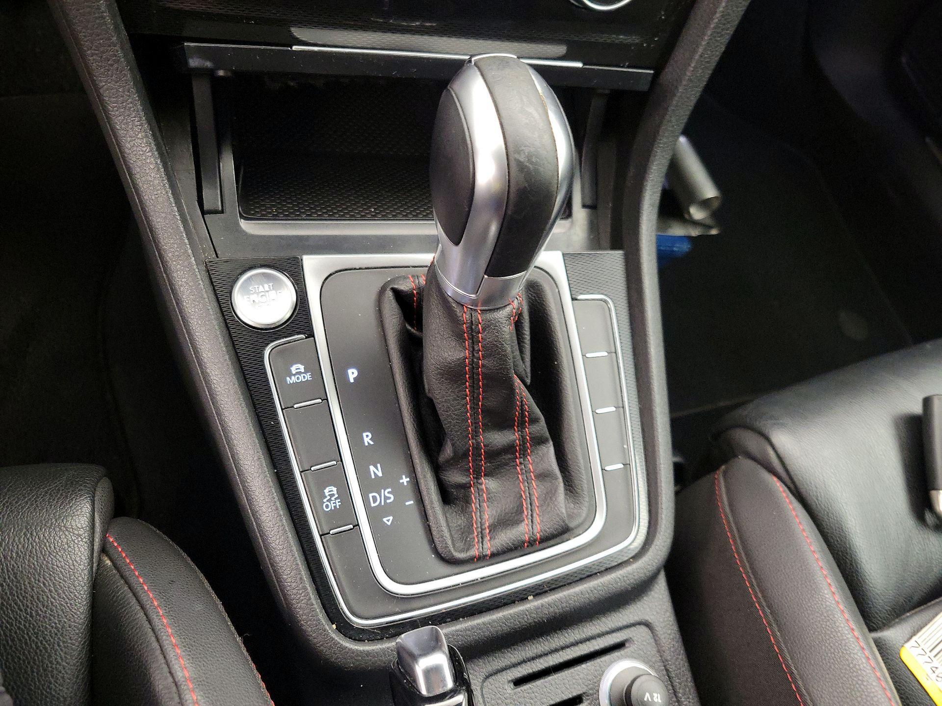 Thumbnail: 2015 Volkswagen Golf - 17