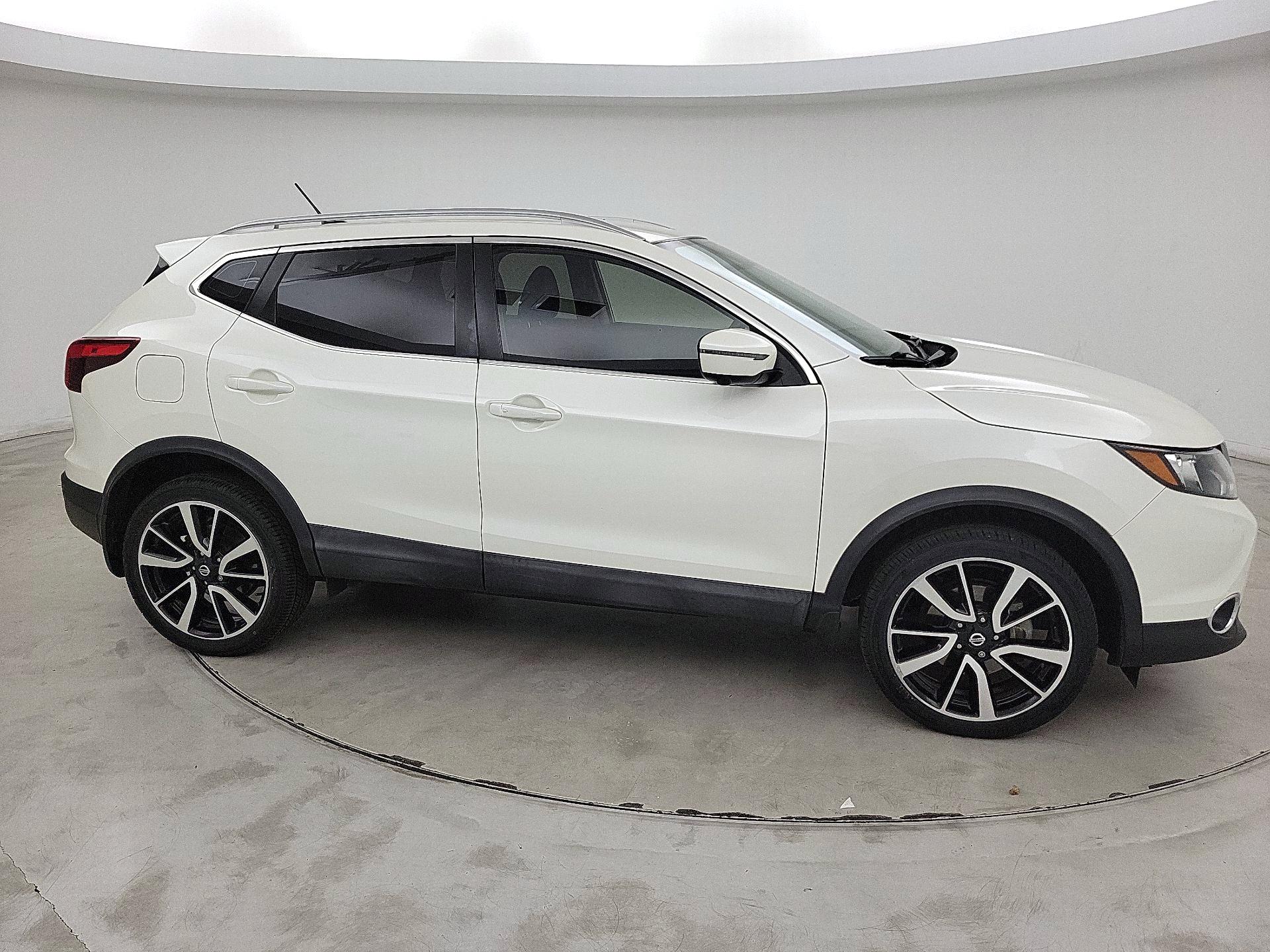 Thumbnail: 2017 Nissan Rogue Sport - 4