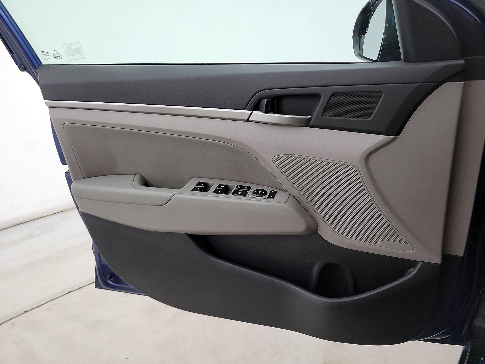 Thumbnail: 2017 Hyundai Elantra - 12