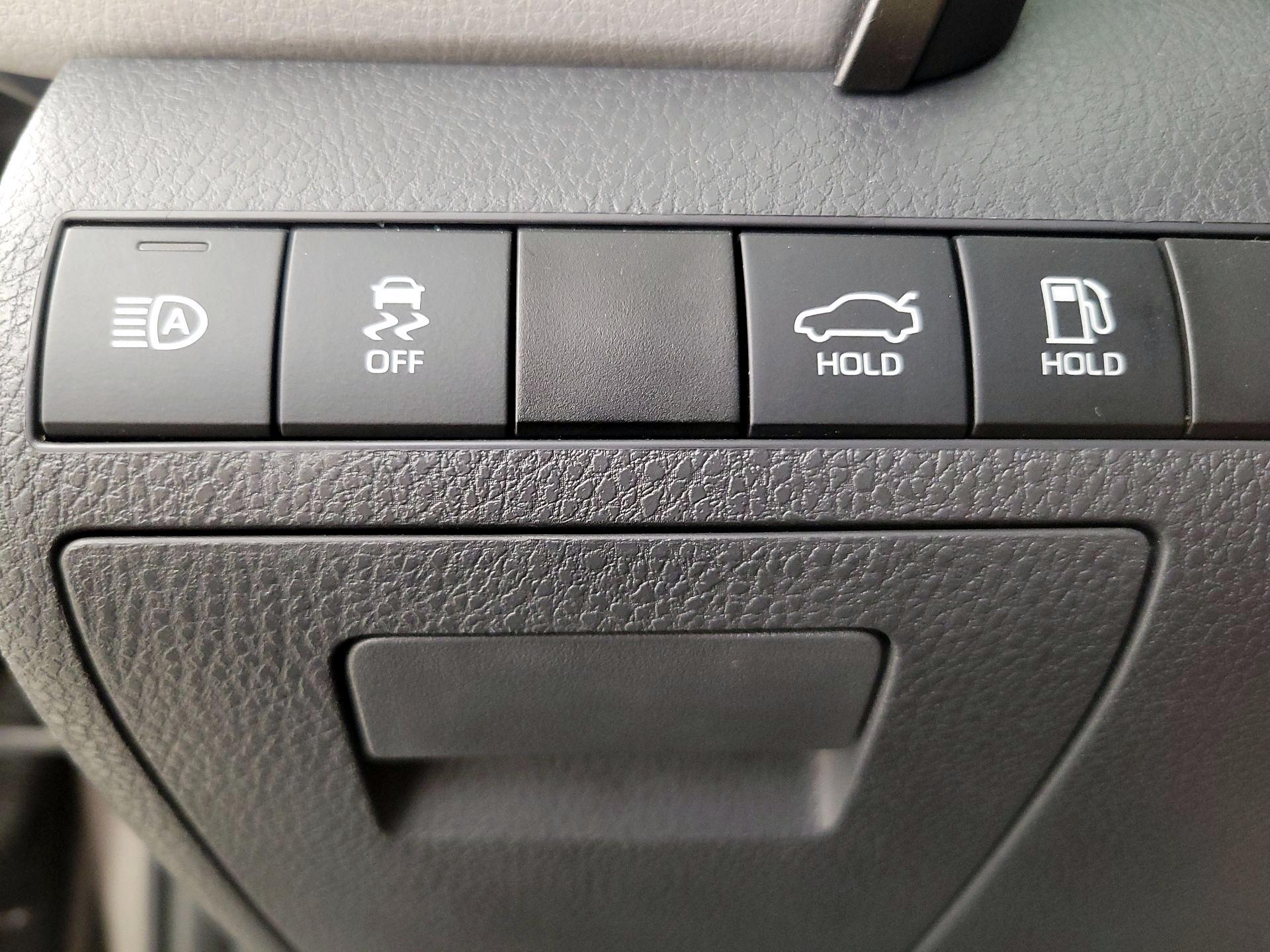 Thumbnail: 2019 Toyota Camry - 11