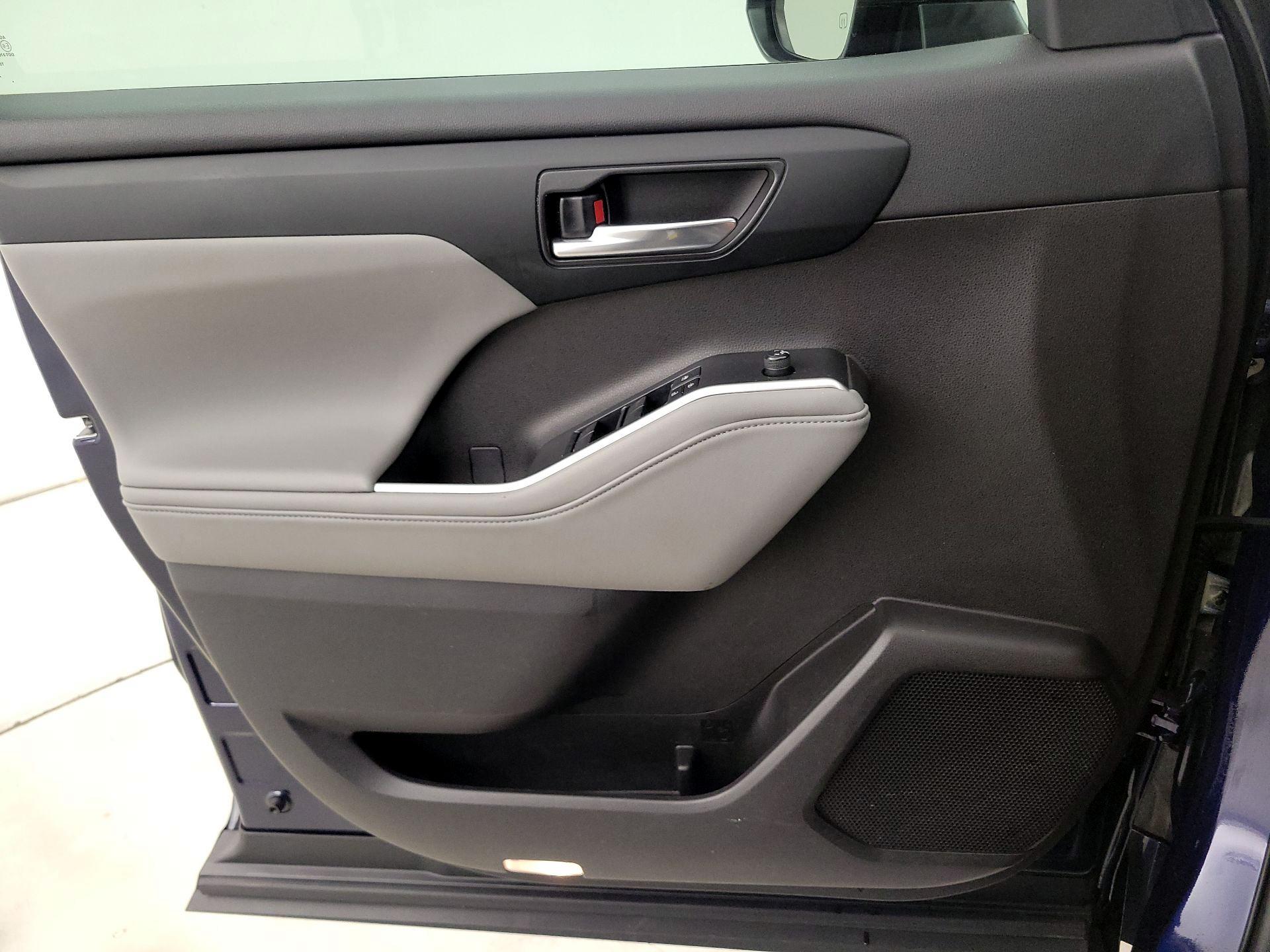 Thumbnail: 2022 Toyota Highlander - 12