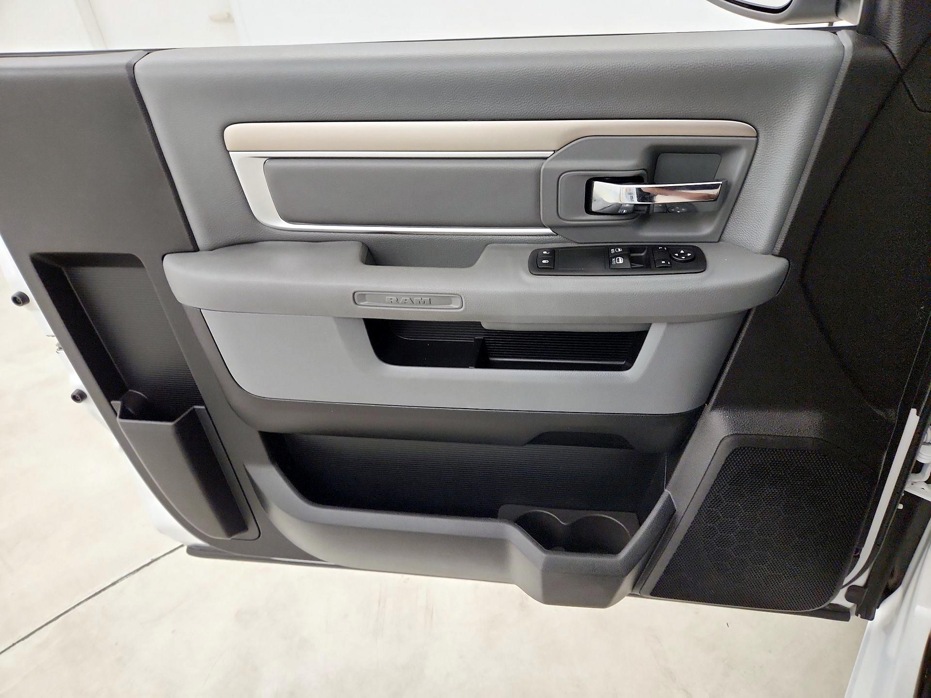 Thumbnail: 2020 RAM 1500 Classic - 12