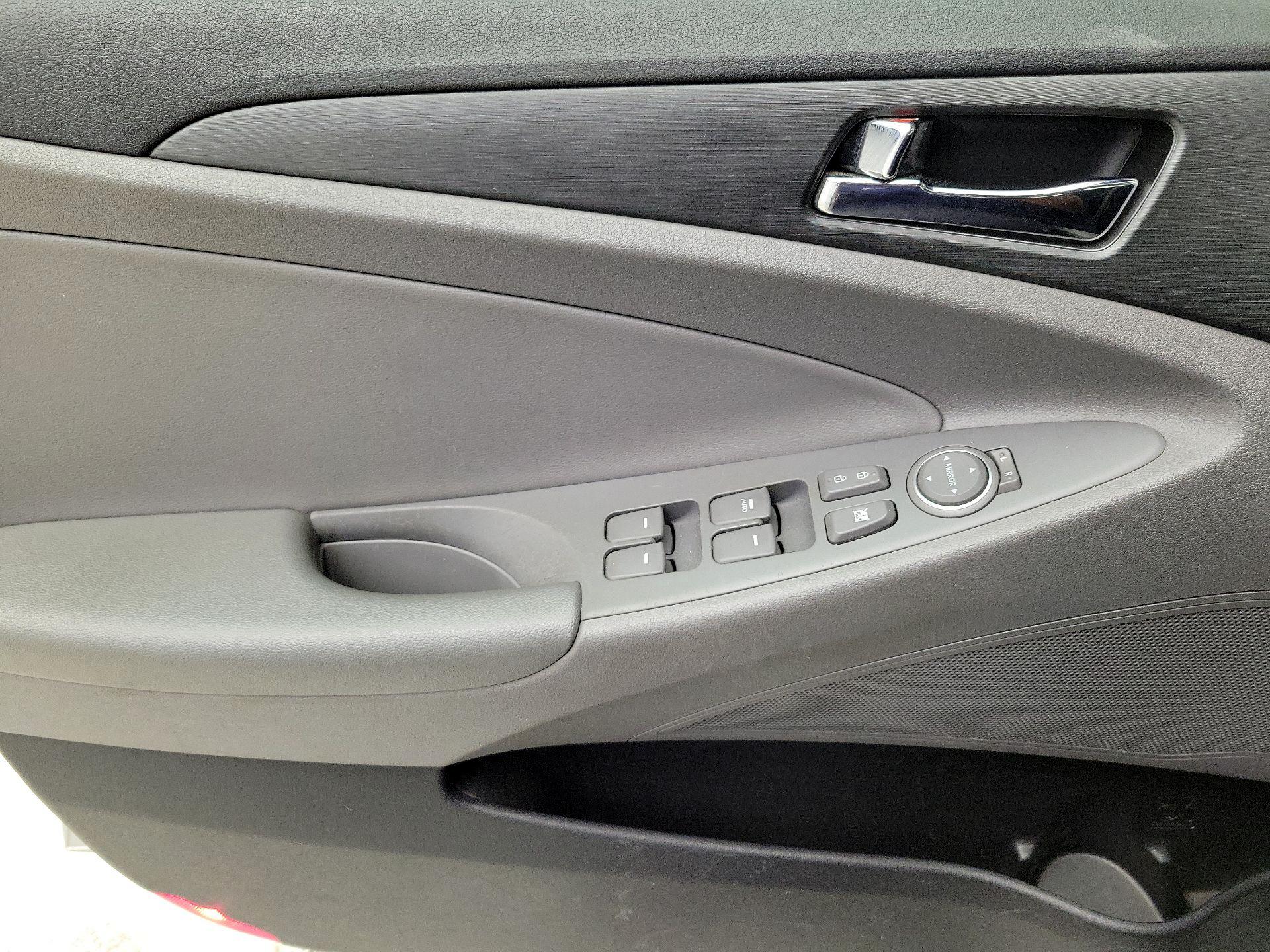 Thumbnail: 2014 Hyundai Sonata - 12