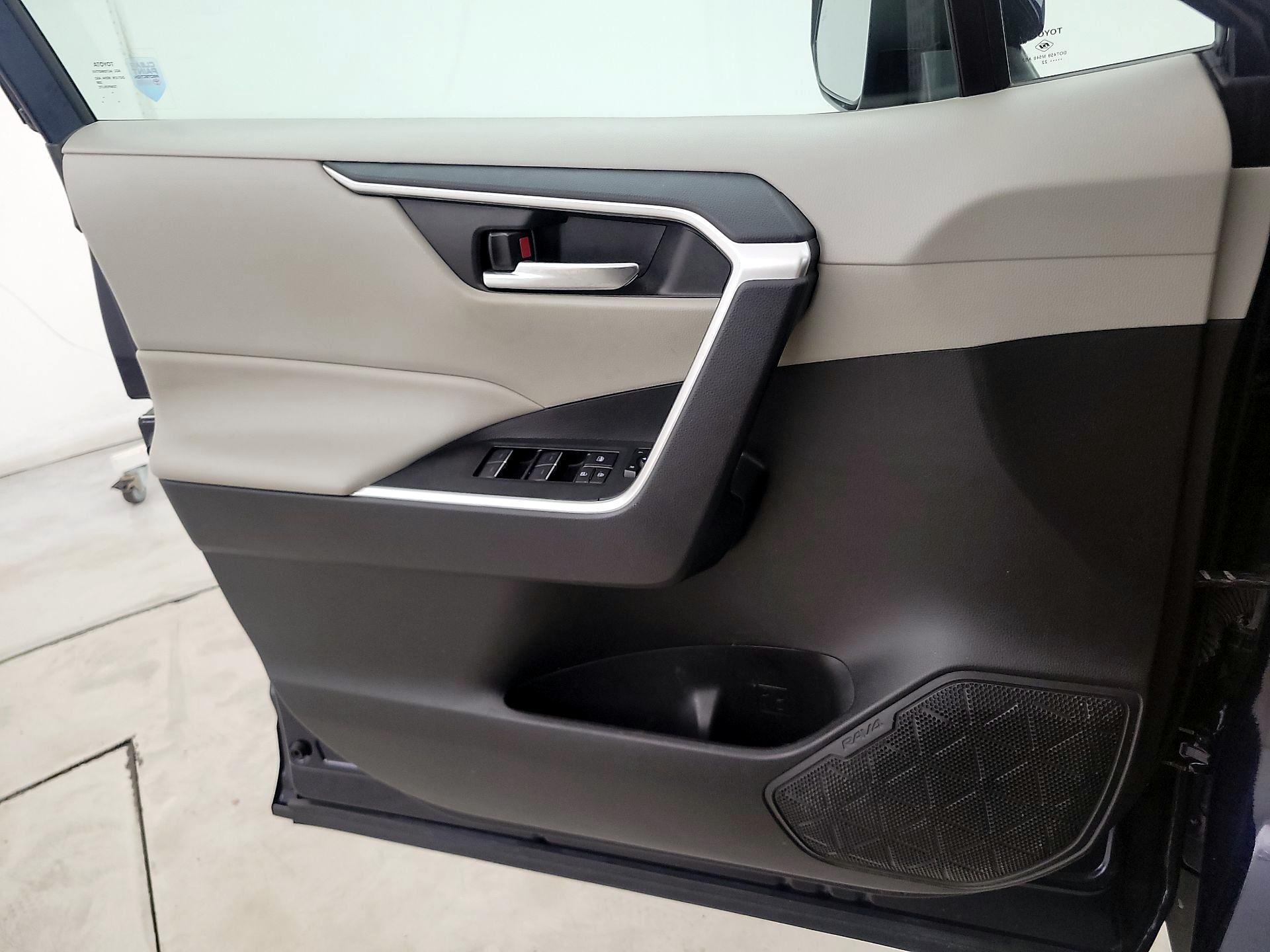 Thumbnail: 2022 Toyota RAV4 - 10