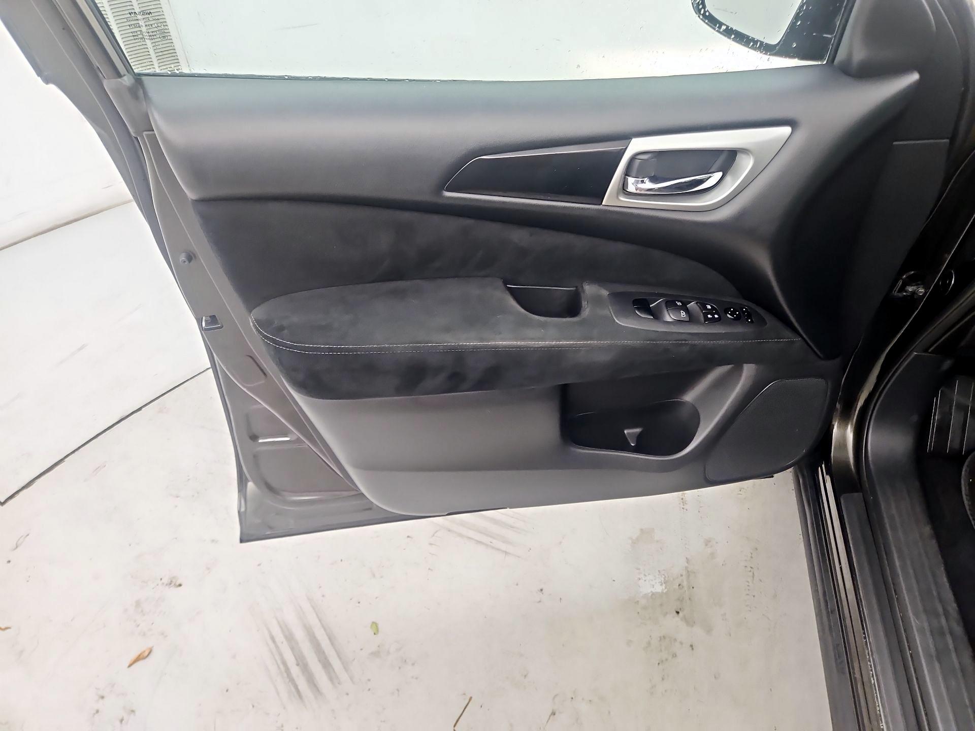 Thumbnail: 2015 Nissan Pathfinder - 12