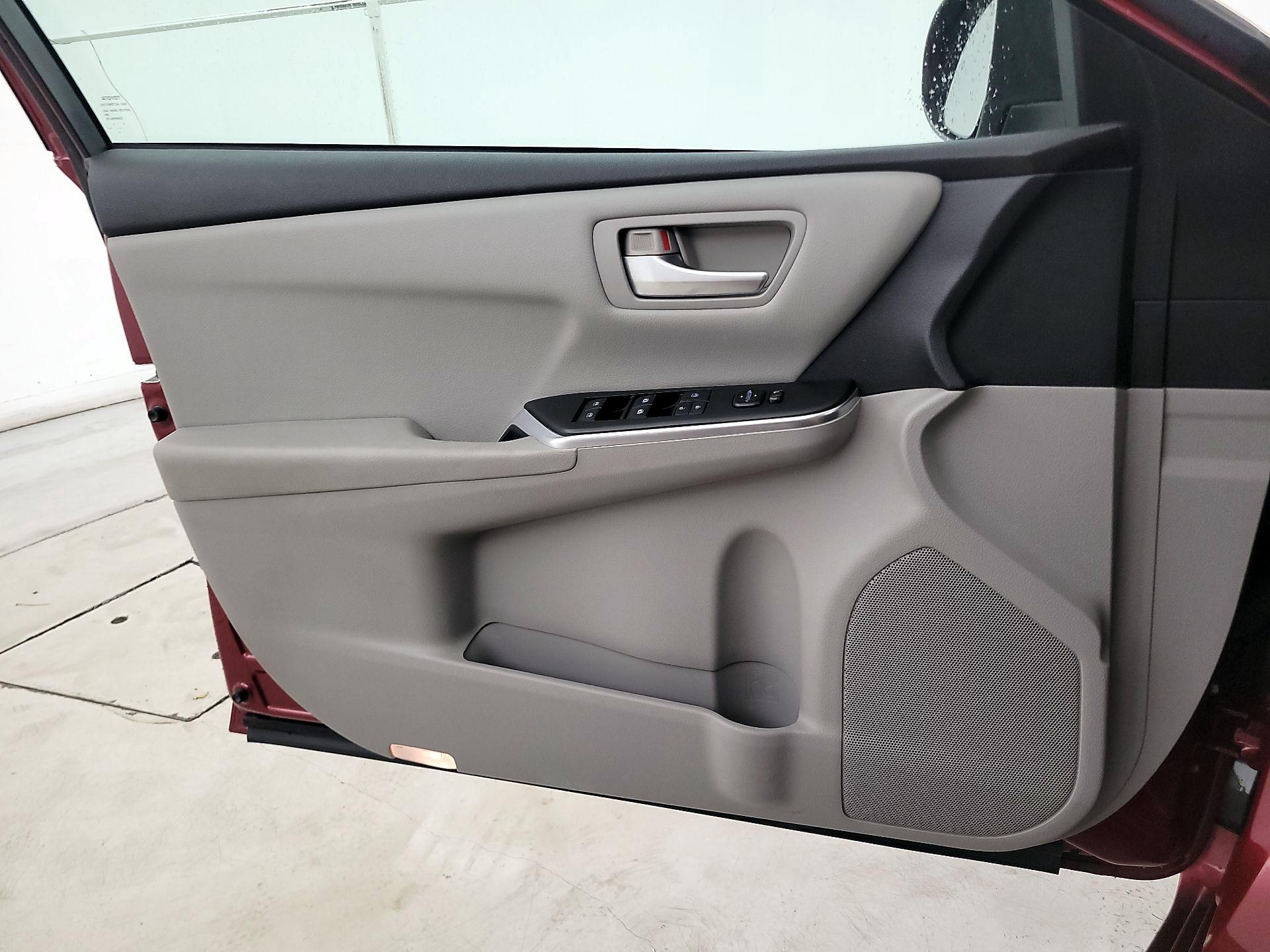 Thumbnail: 2016 Toyota Camry - 10