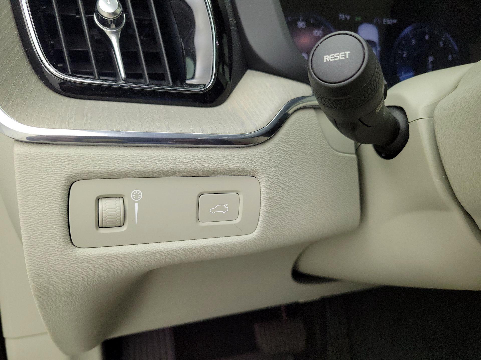 Thumbnail: 2020 Volvo XC60 - 13