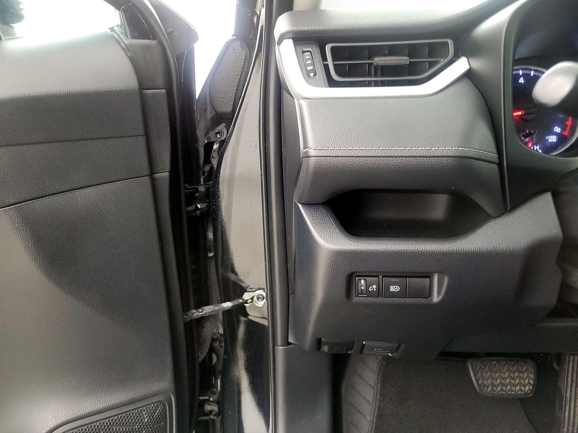 Thumbnail: 2020 Toyota RAV4 - 11