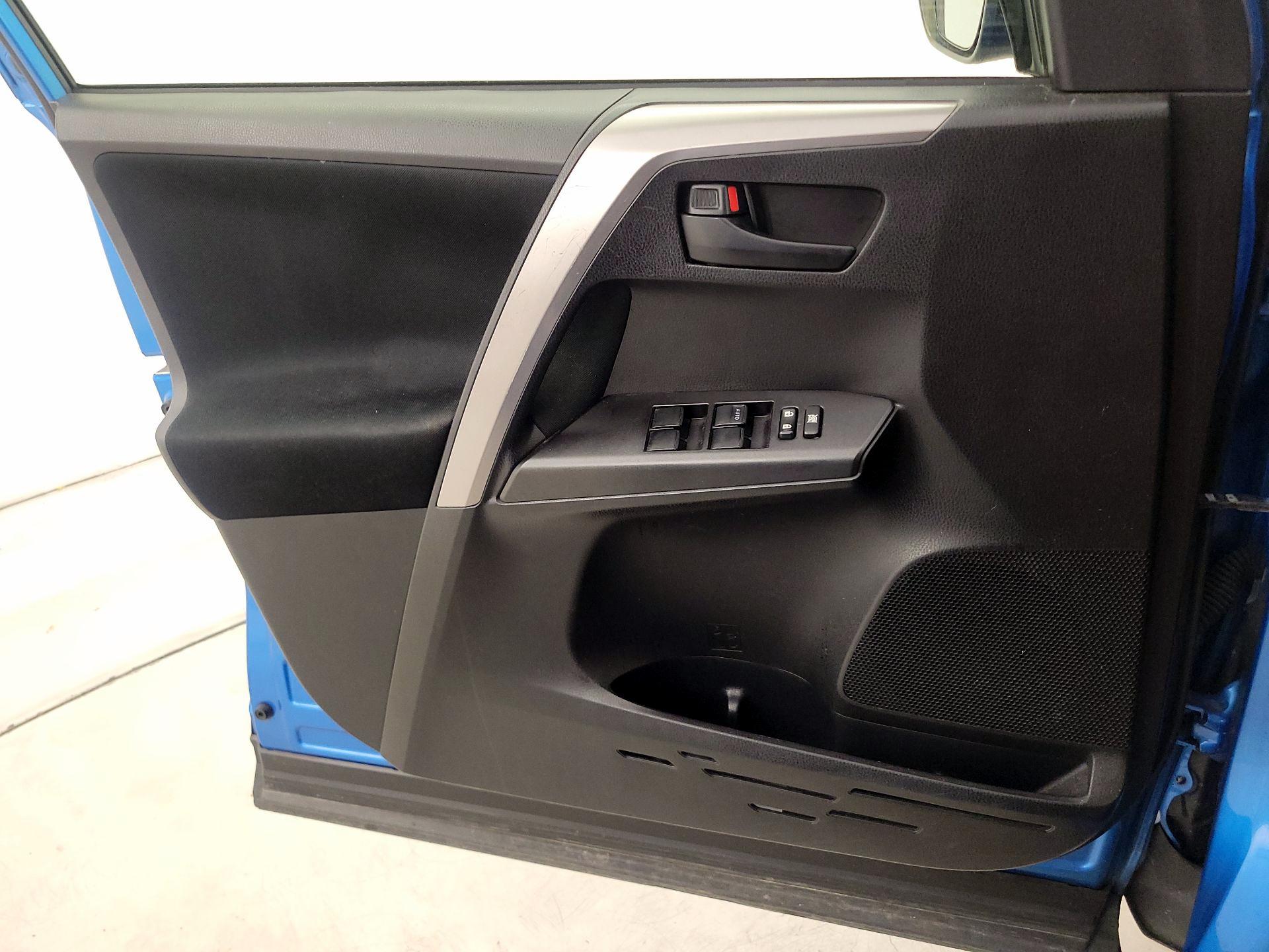 Thumbnail: 2017 Toyota RAV4 - 12