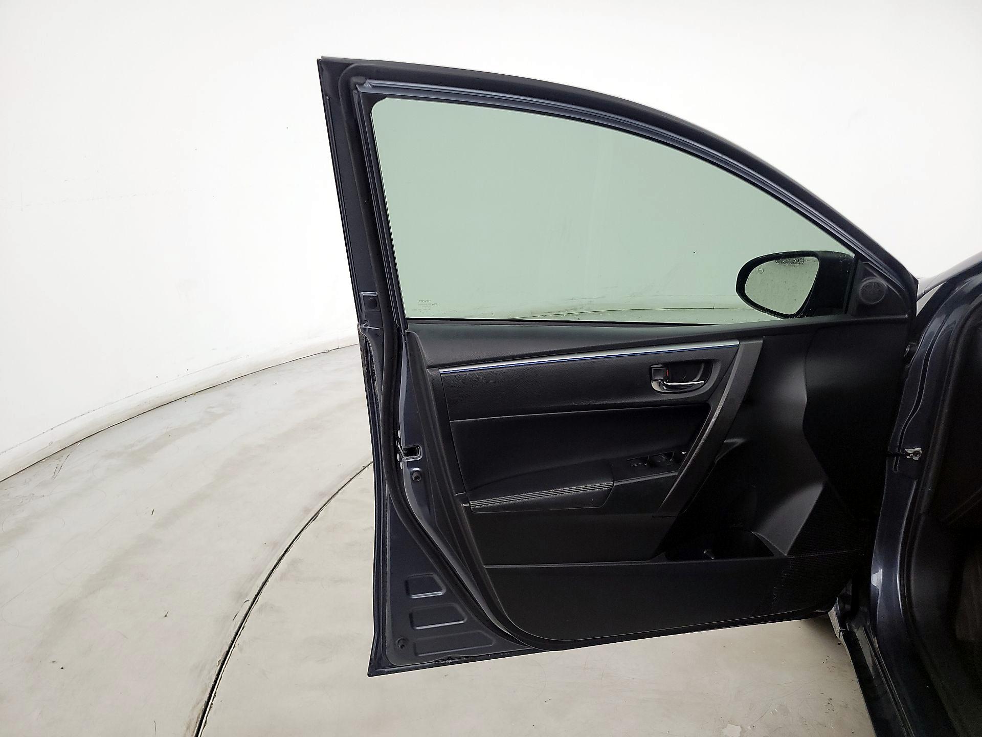 Thumbnail: 2015 Toyota Corolla - 10