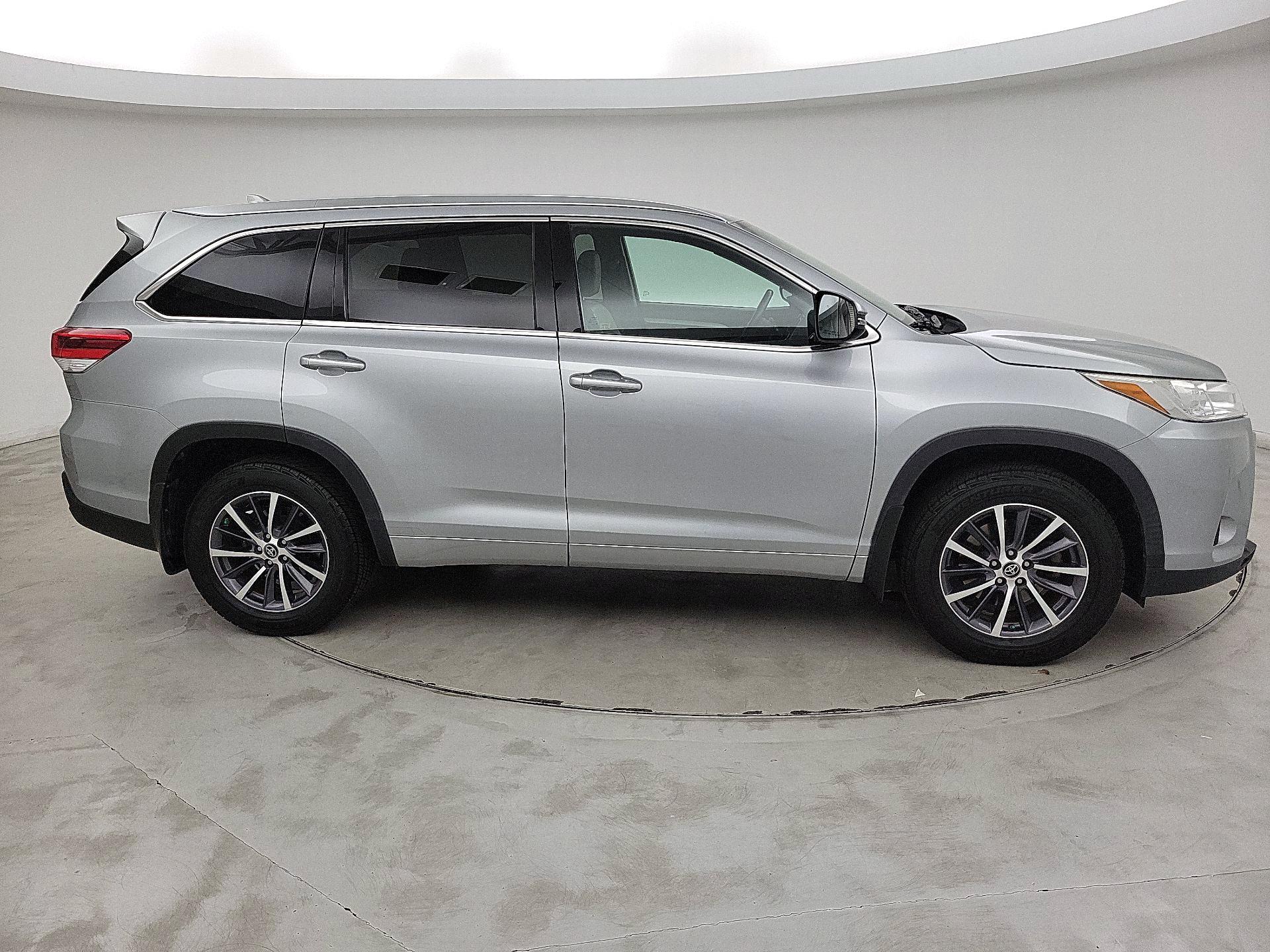 Thumbnail: 2017 Toyota Highlander - 4