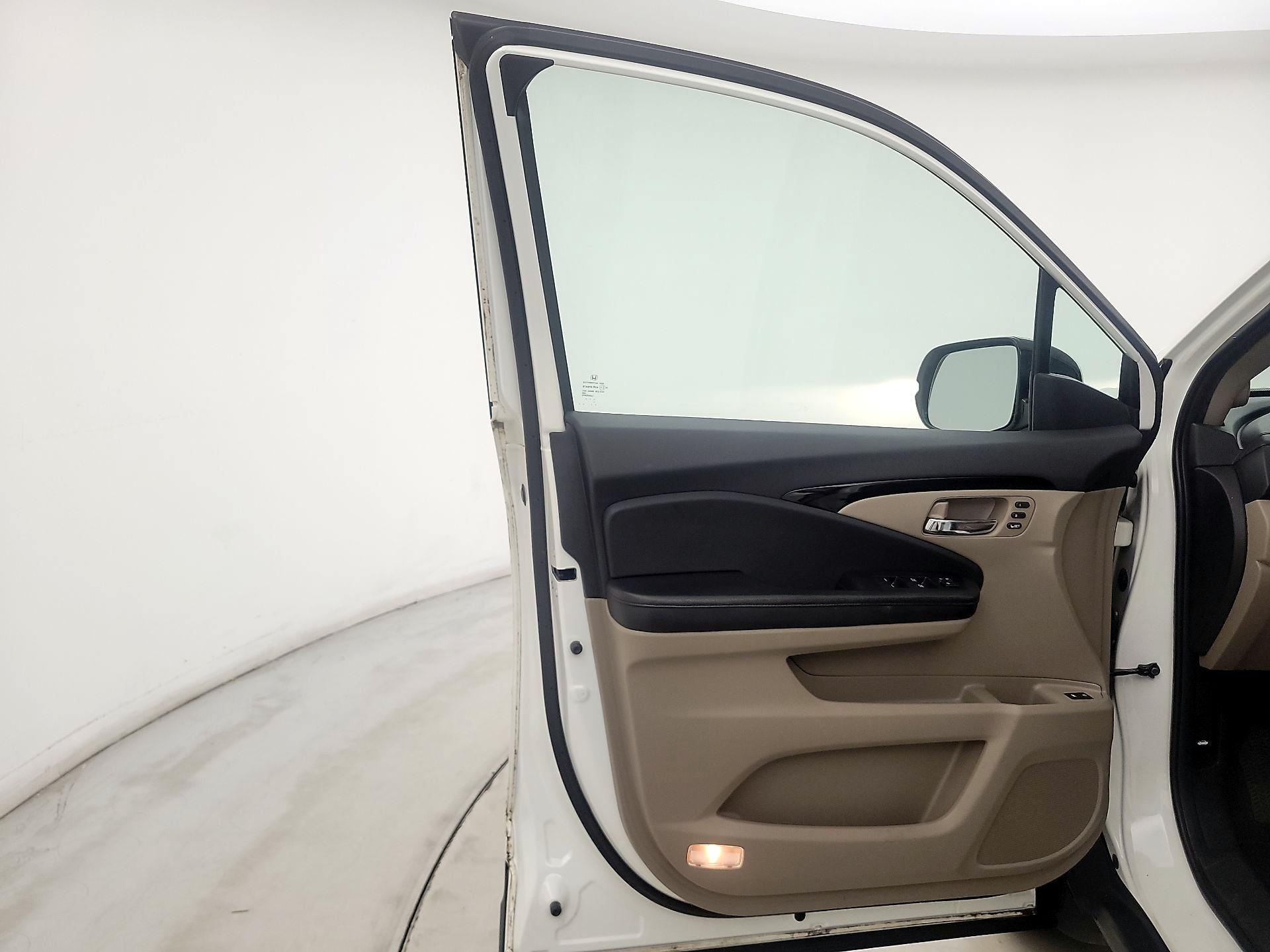 Thumbnail: 2017 Honda Pilot - 10