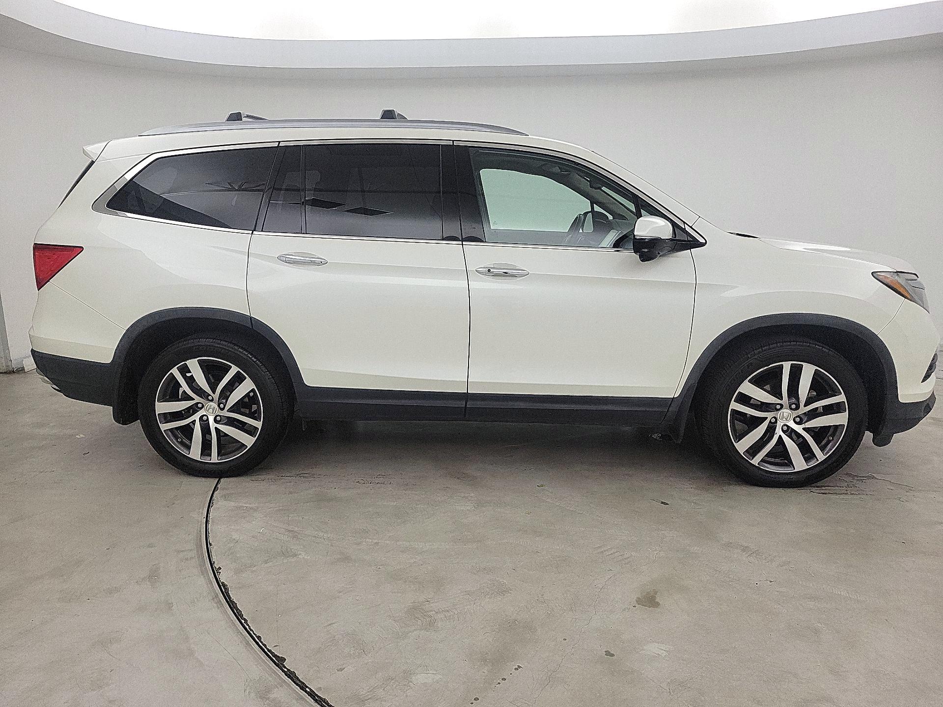 Thumbnail: 2017 Honda Pilot - 4