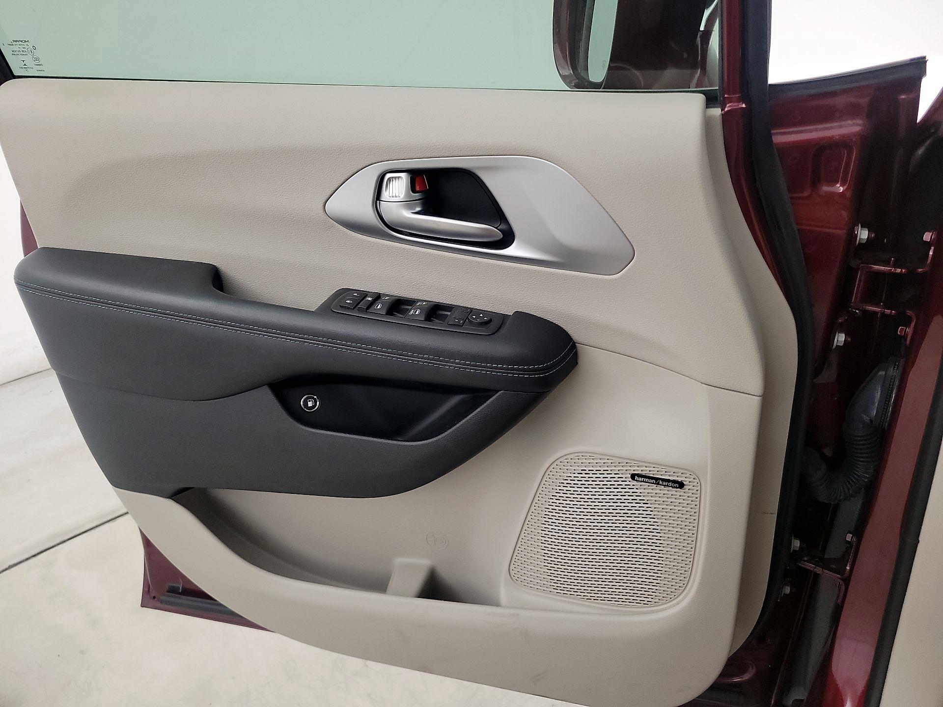Thumbnail: 2018 Chrysler Pacifica - 12