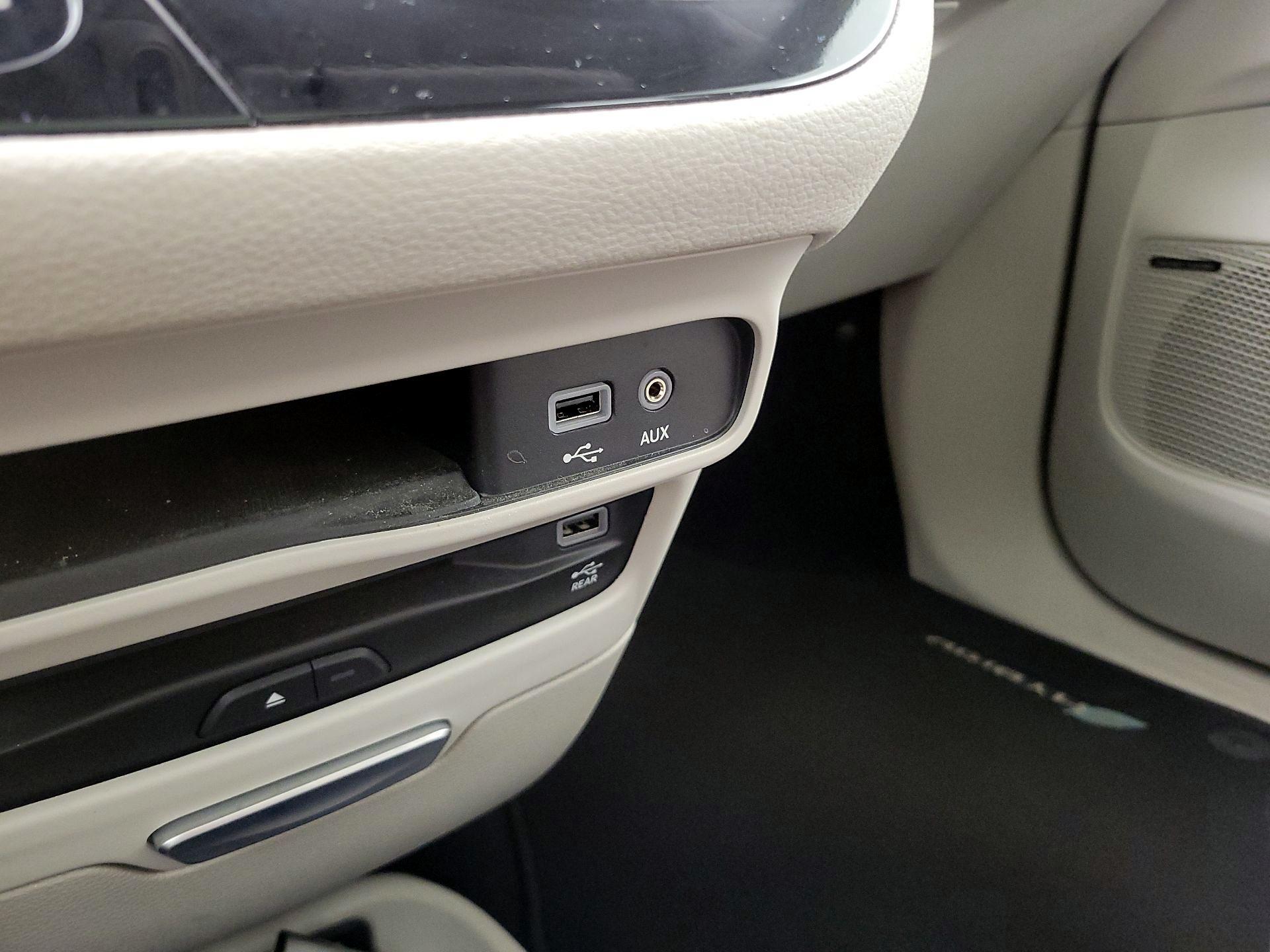 Thumbnail: 2018 Chrysler Pacifica - 18