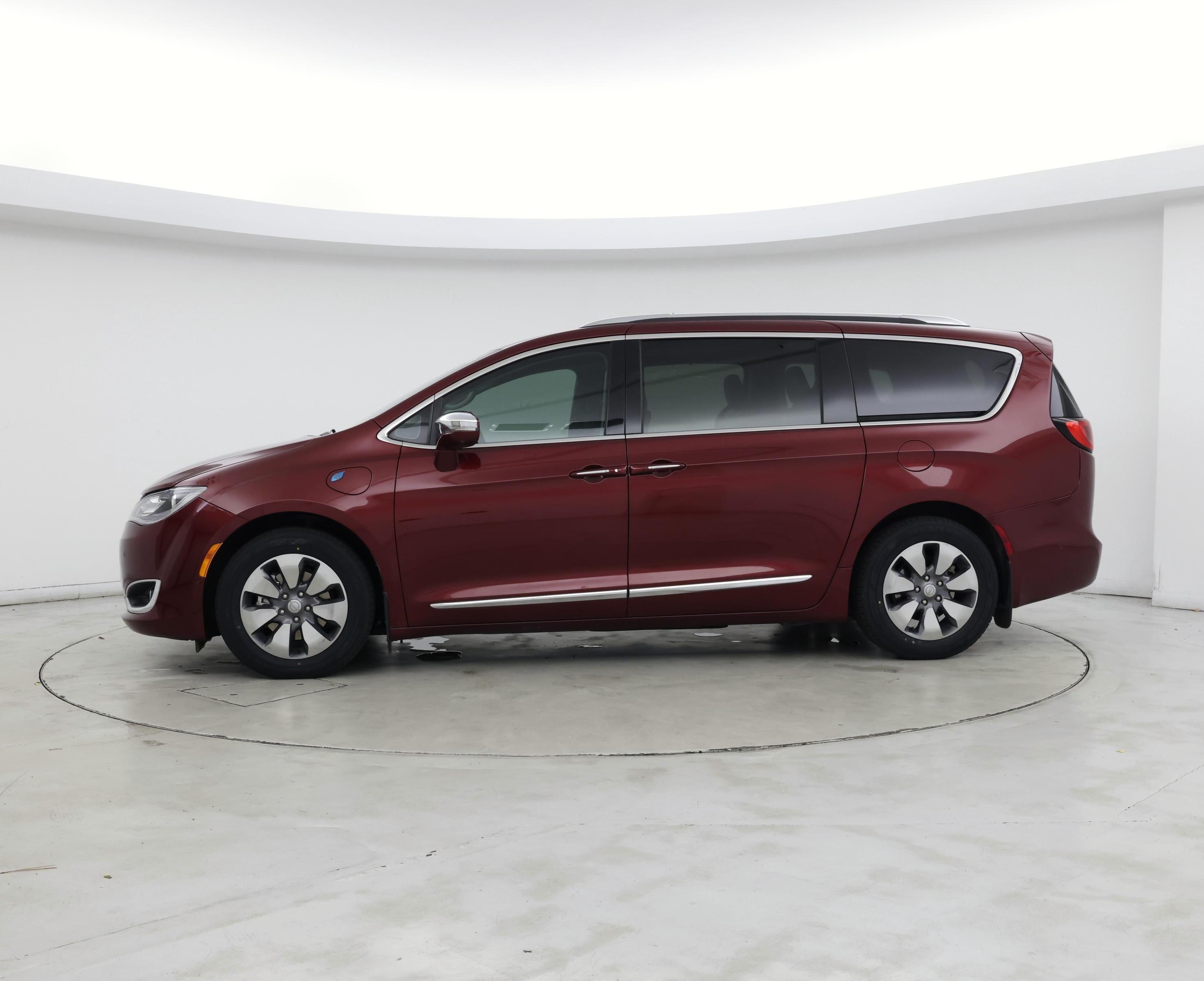 Thumbnail: 2018 Chrysler Pacifica - 3