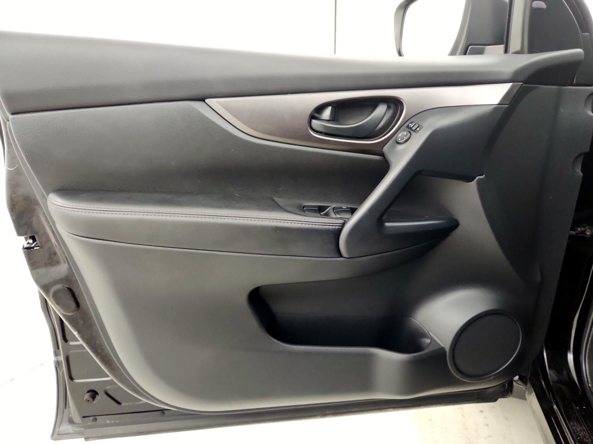 Thumbnail: 2020 Nissan Rogue Sport - 12