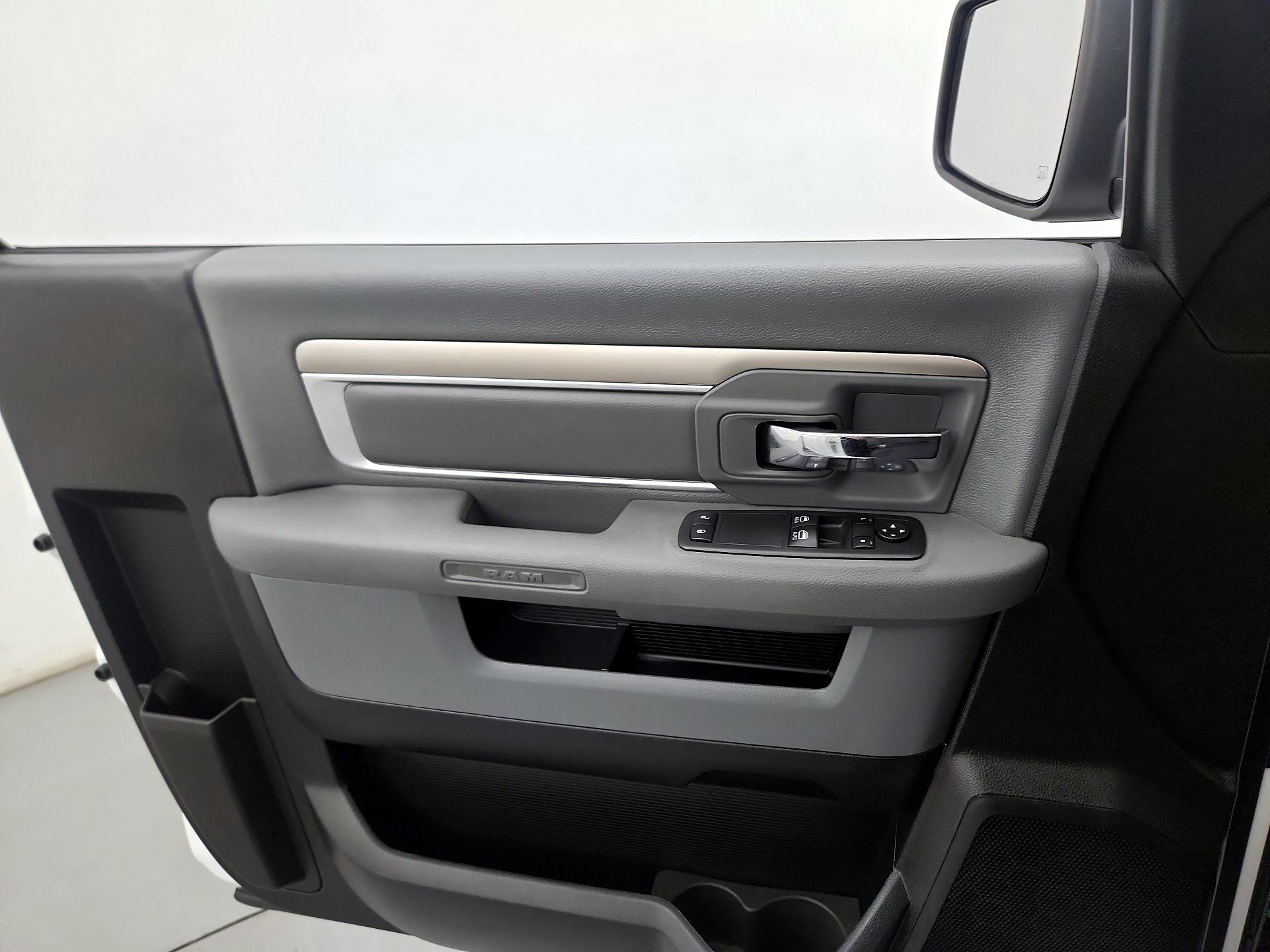 Thumbnail: 2020 RAM 1500 Classic - 12
