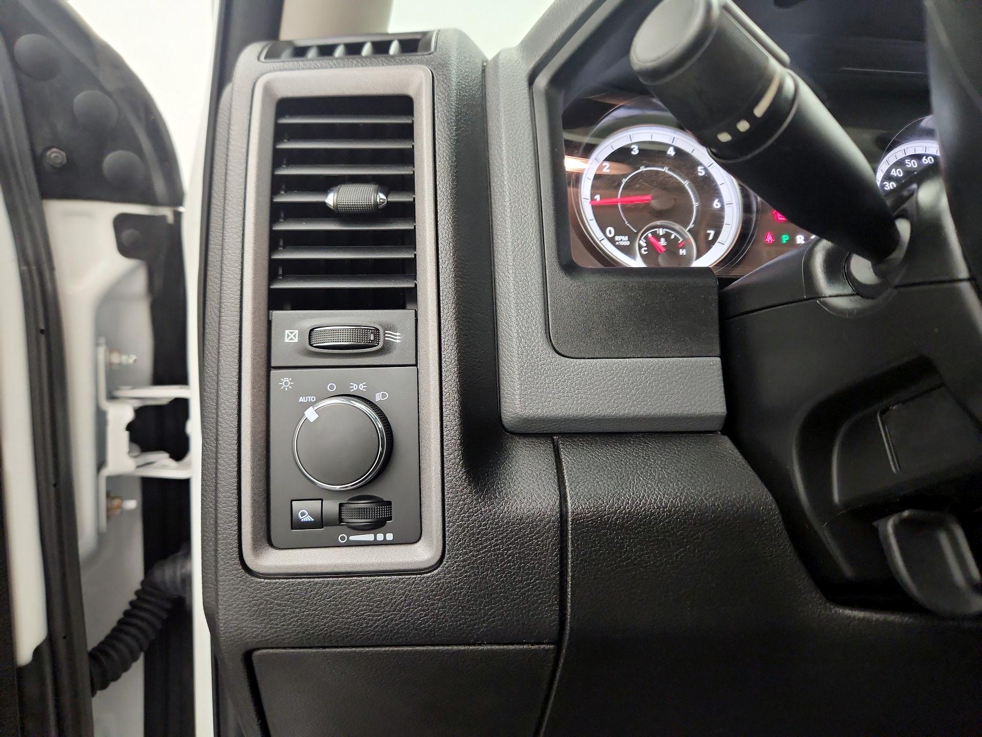 Thumbnail: 2020 RAM 1500 Classic - 13