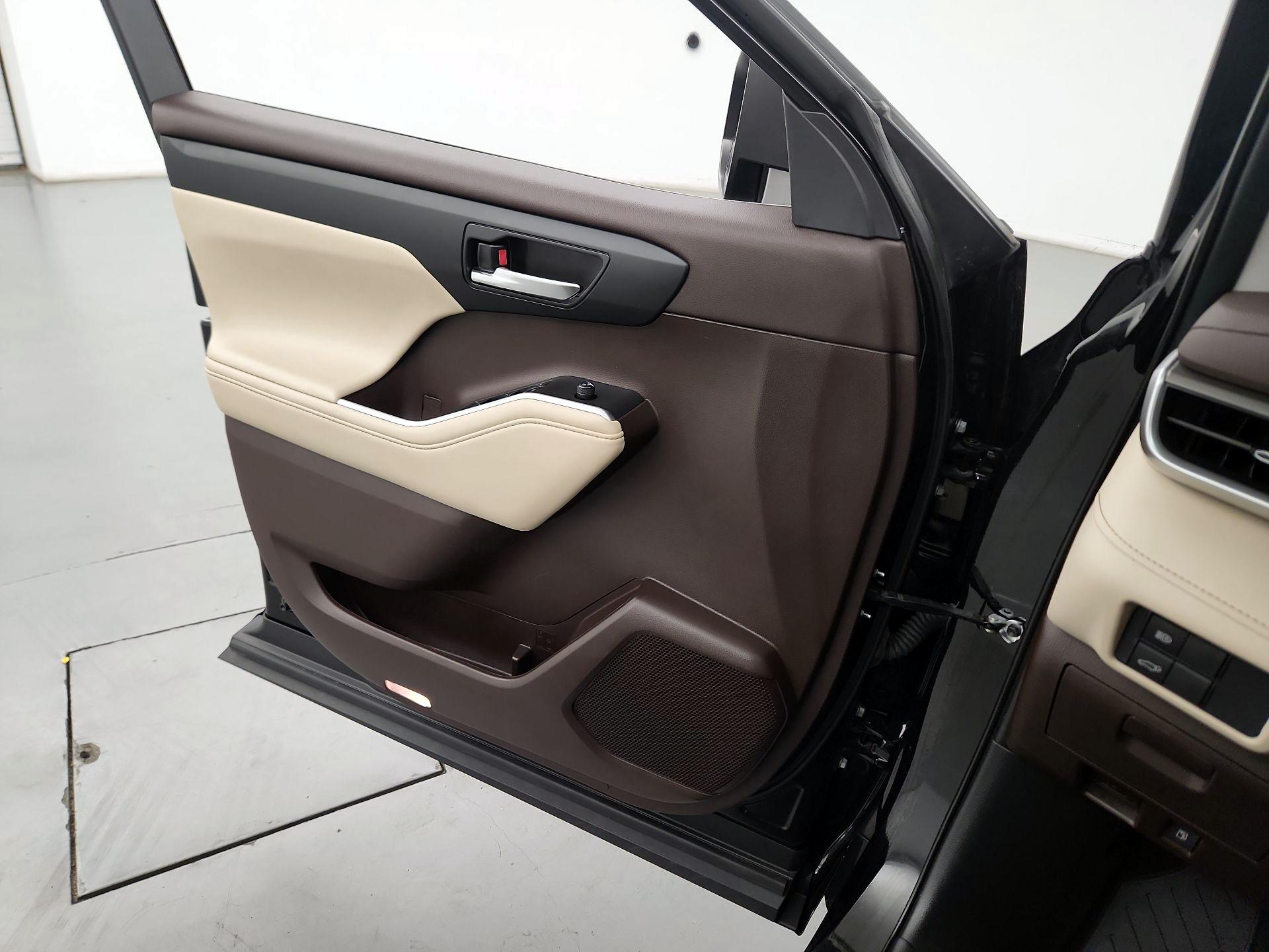 Thumbnail: 2021 Toyota Highlander - 12