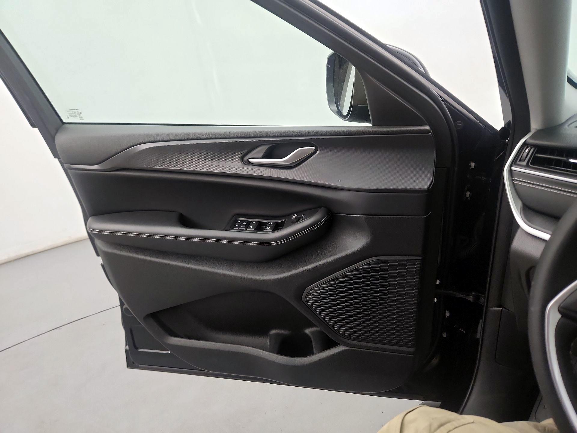 Thumbnail: 2023 Jeep Grand Cherokee - 12