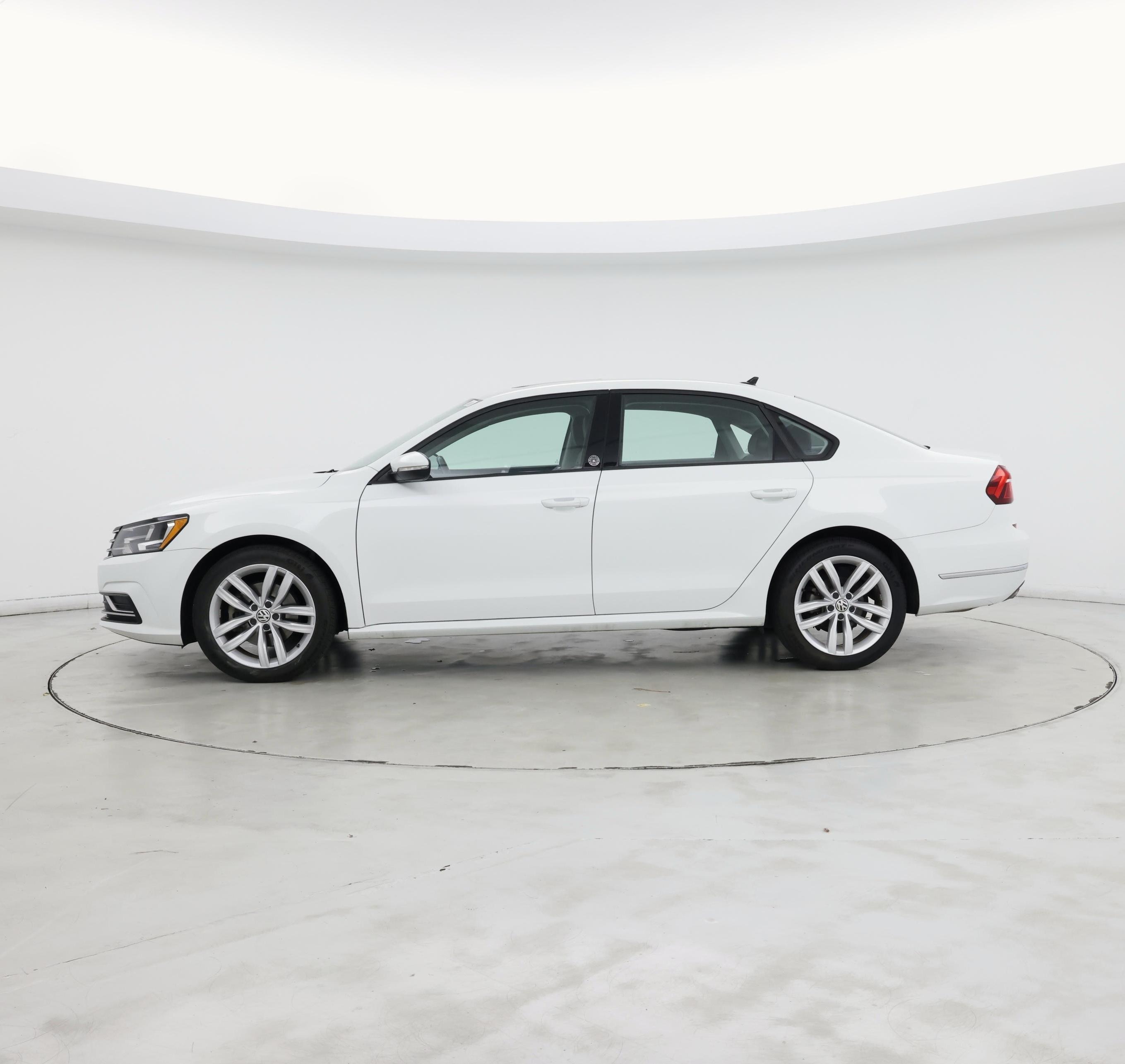 Thumbnail: 2019 Volkswagen Passat - 3