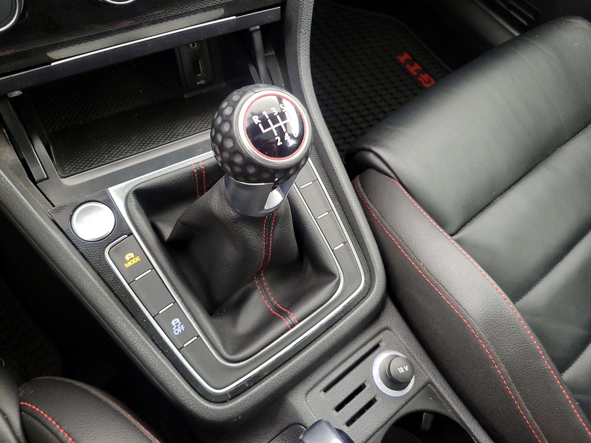 Thumbnail: 2016 Volkswagen Golf - 18