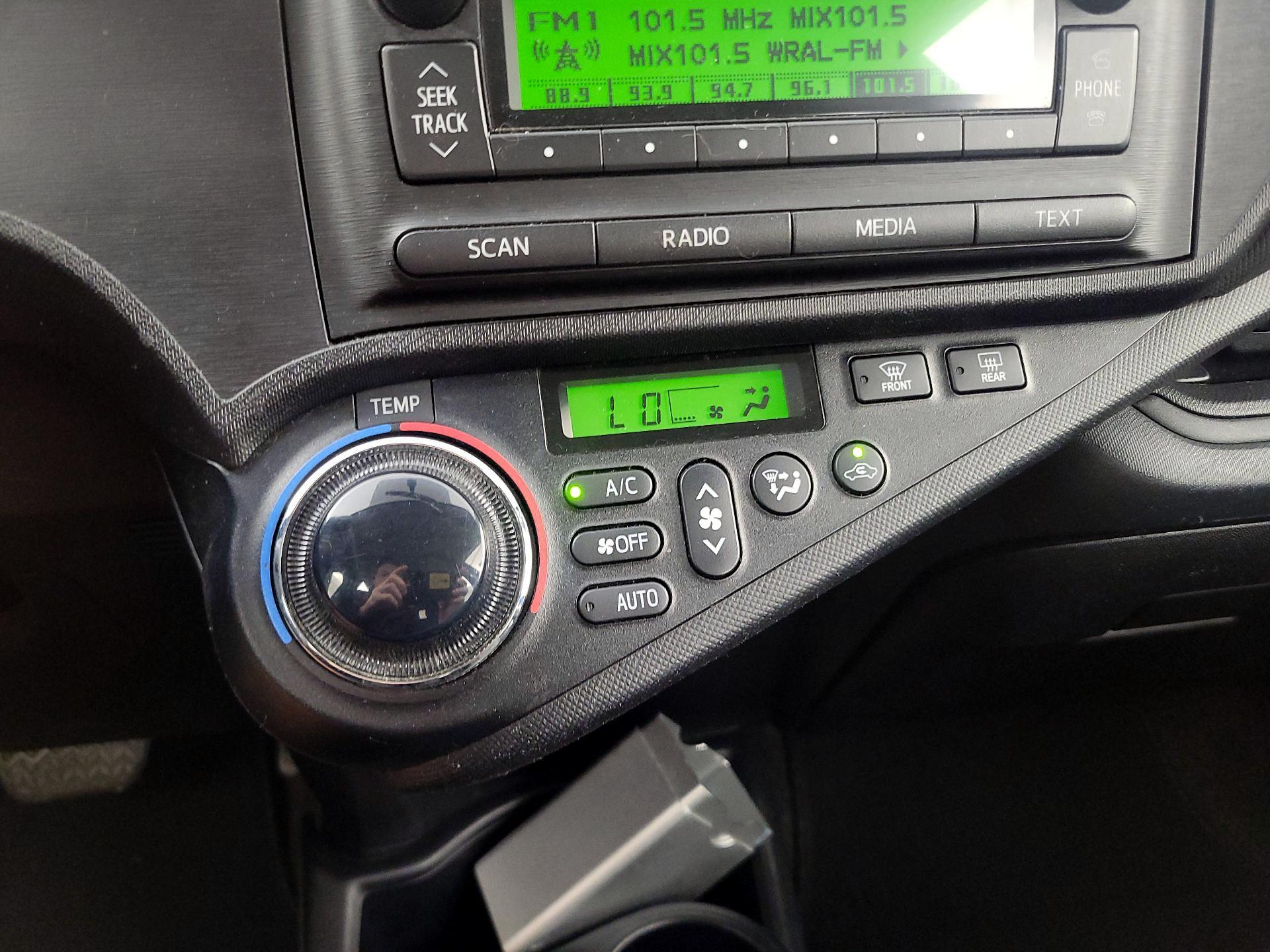 Thumbnail: 2014 Toyota Prius c - 15