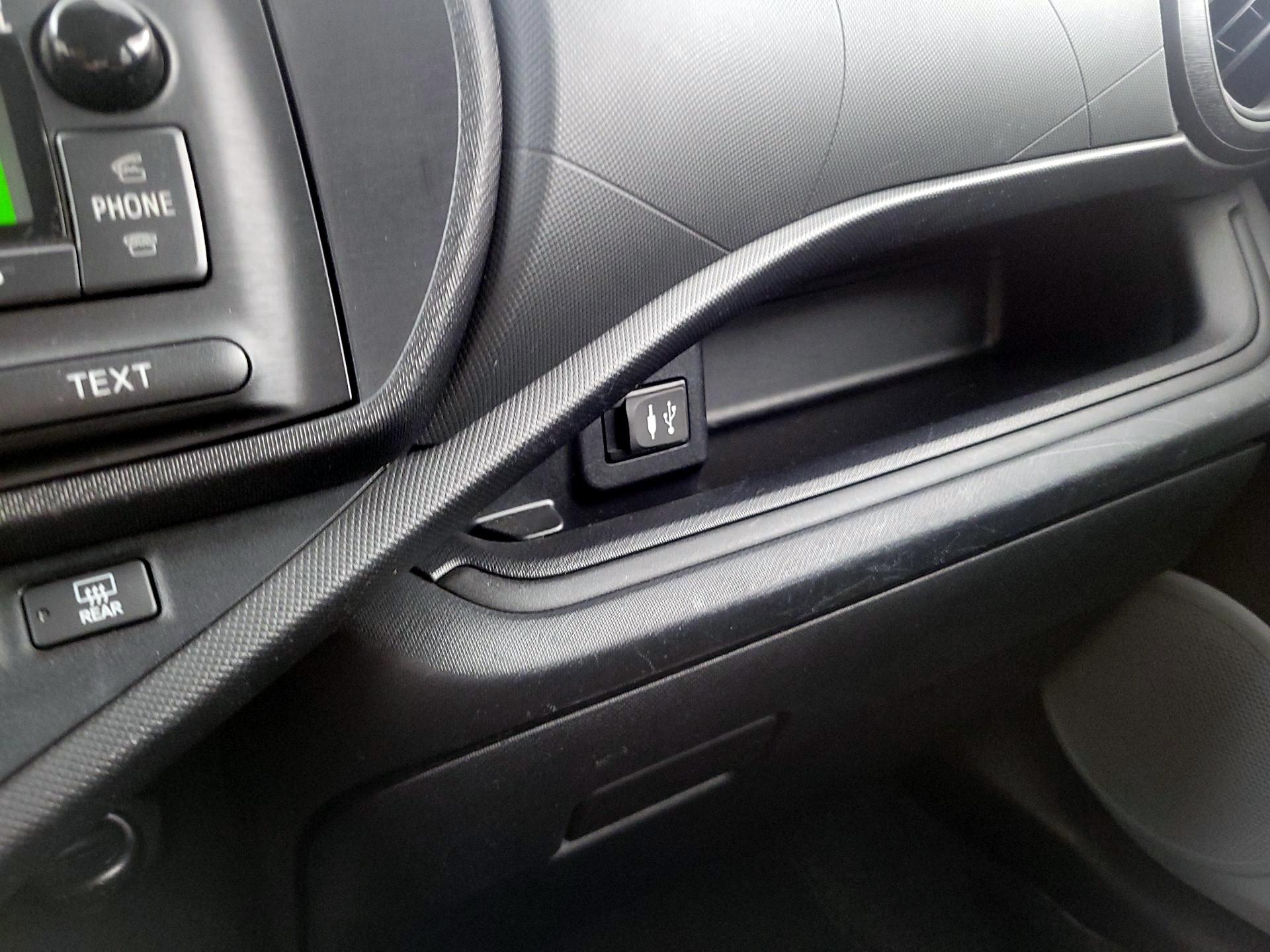 Thumbnail: 2014 Toyota Prius c - 17