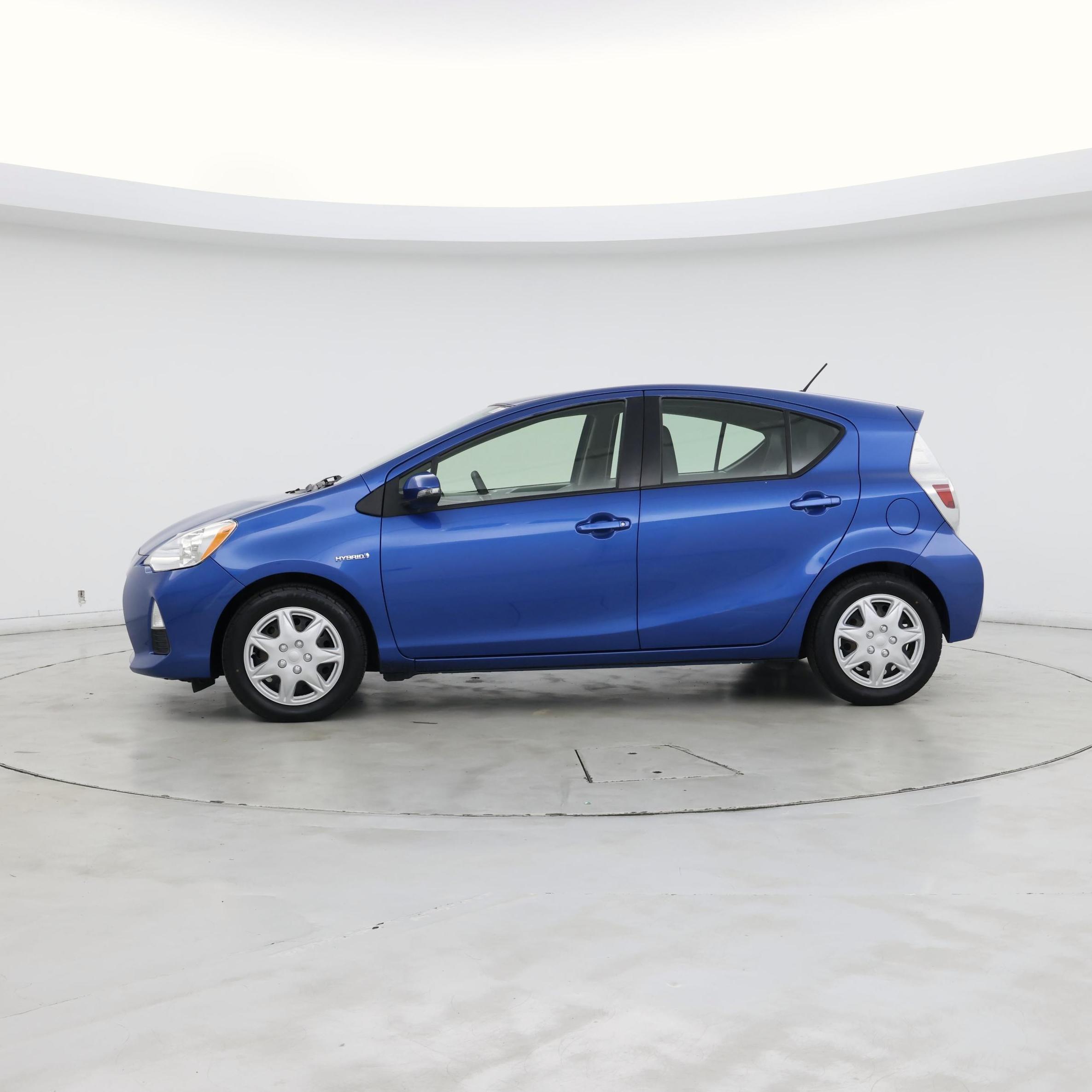 Thumbnail: 2014 Toyota Prius c - 3