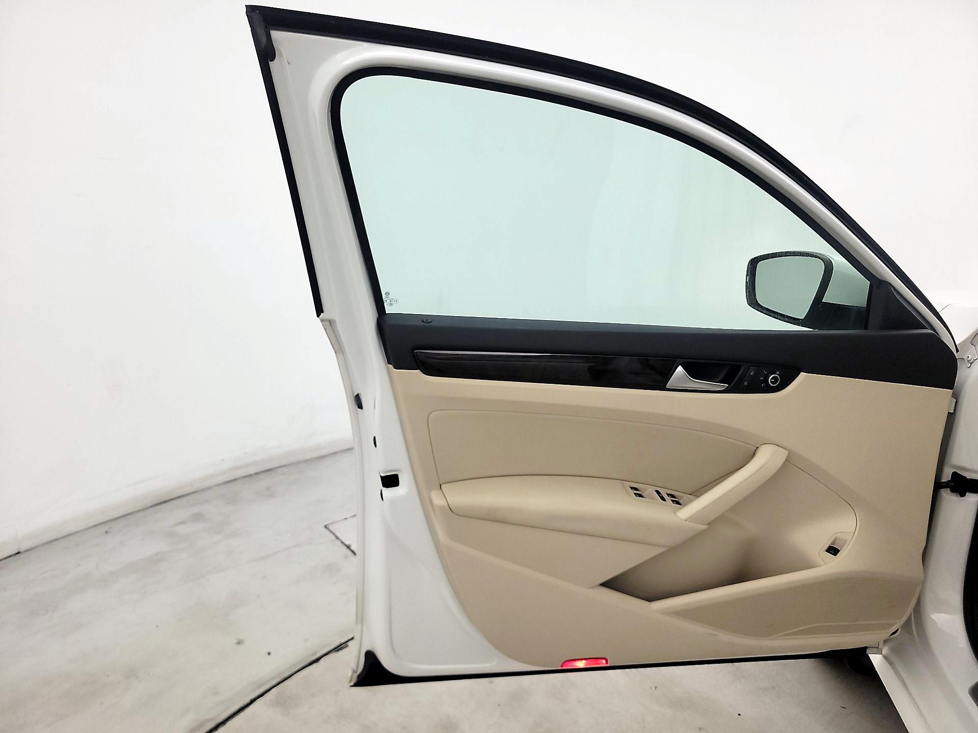 Thumbnail: 2015 Volkswagen Passat - 12