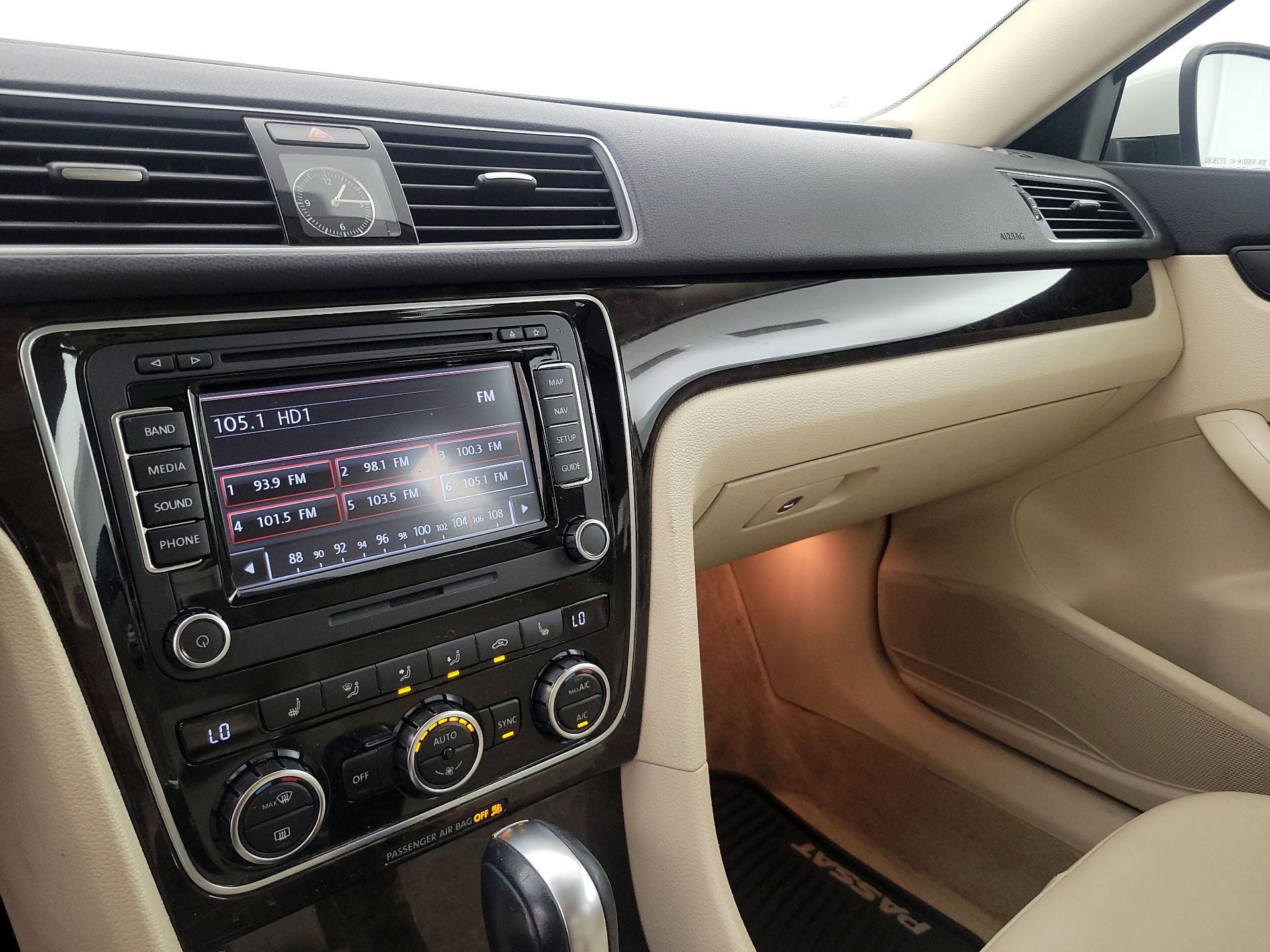 Thumbnail: 2015 Volkswagen Passat - 16