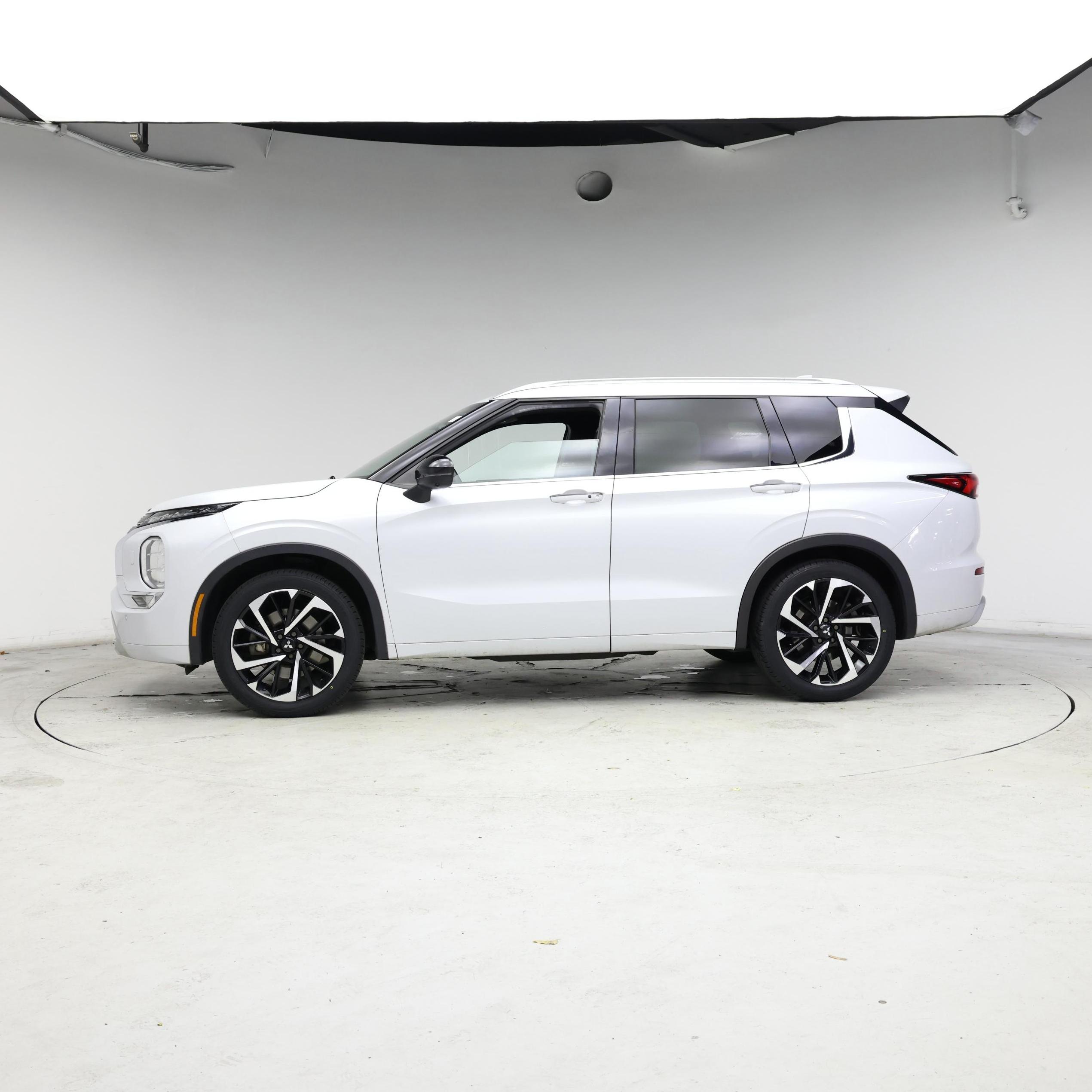 Thumbnail: 2022 Mitsubishi Outlander - 3