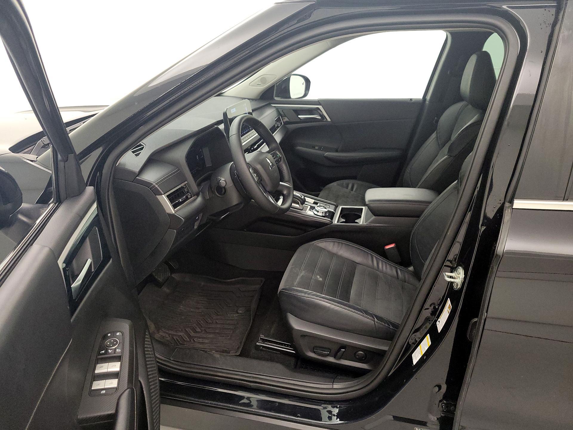 Thumbnail: 2023 Mitsubishi Outlander - 11