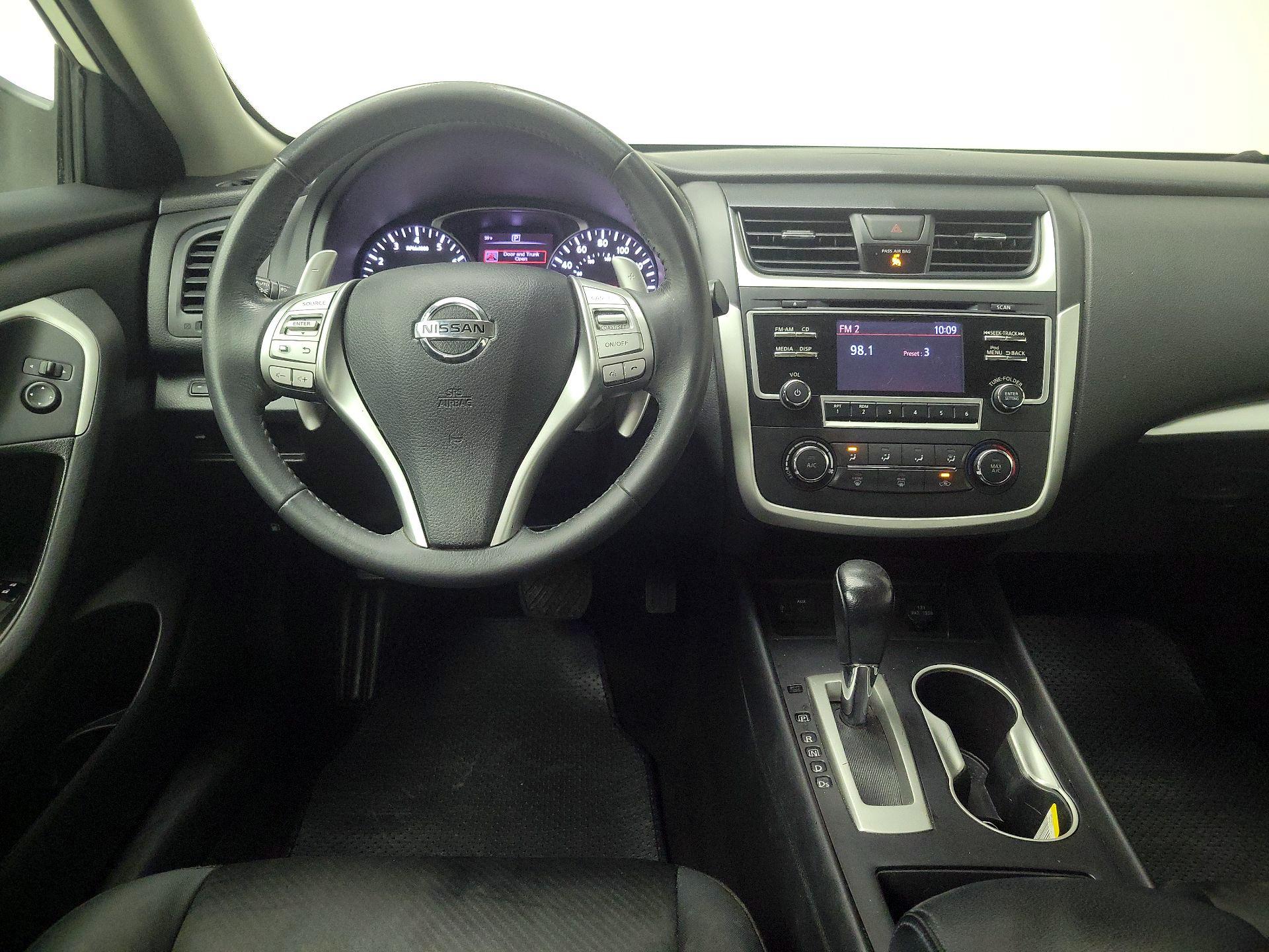 Thumbnail: 2017 Nissan Altima - 10