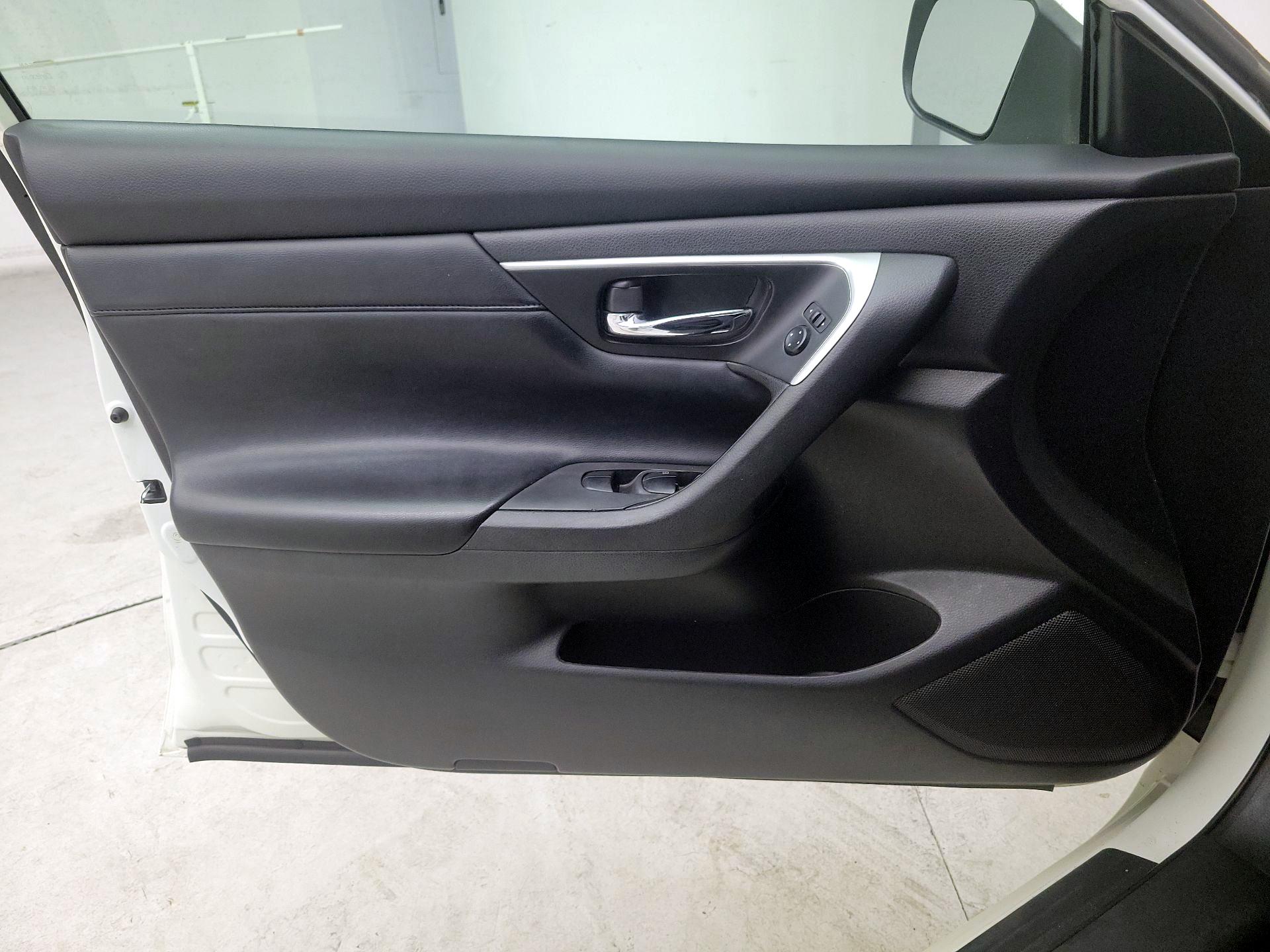 Thumbnail: 2017 Nissan Altima - 12